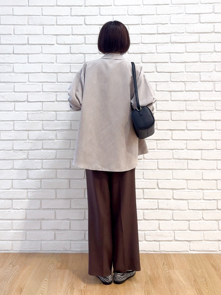 𝐜𝐡𝐢𝐤𝐚さんの「SHOO･LA･RUE｜【S-LL/洗濯機可】なめらかさが心地いい。スエード調ポケットシャツ」を使ったコーディネート