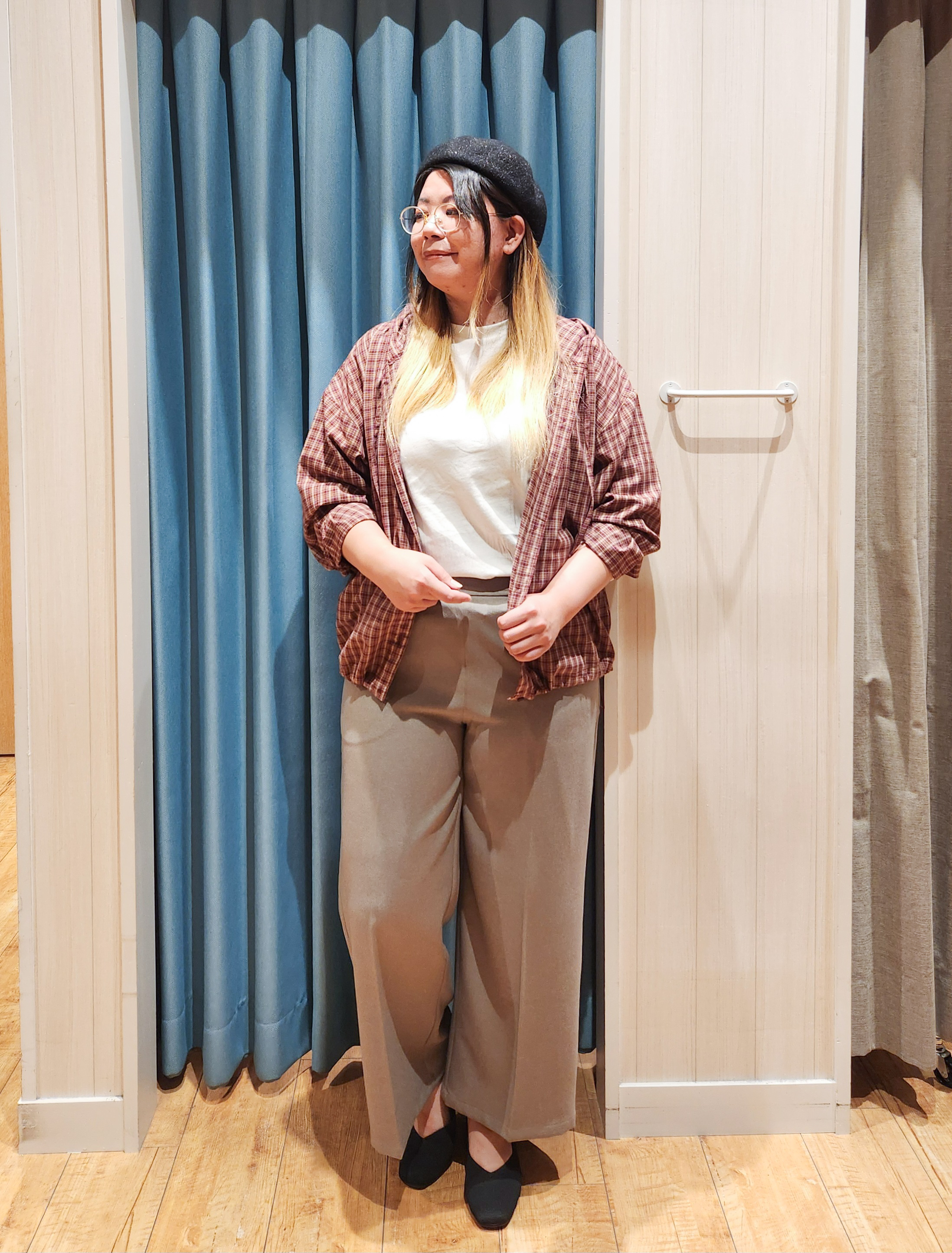れーやんさんの「SHOO･LA･RUE｜【S-LL/洗濯機可】大人カジュアルに。裾ドロスト フードチェックシャツ」を使ったコーディネート