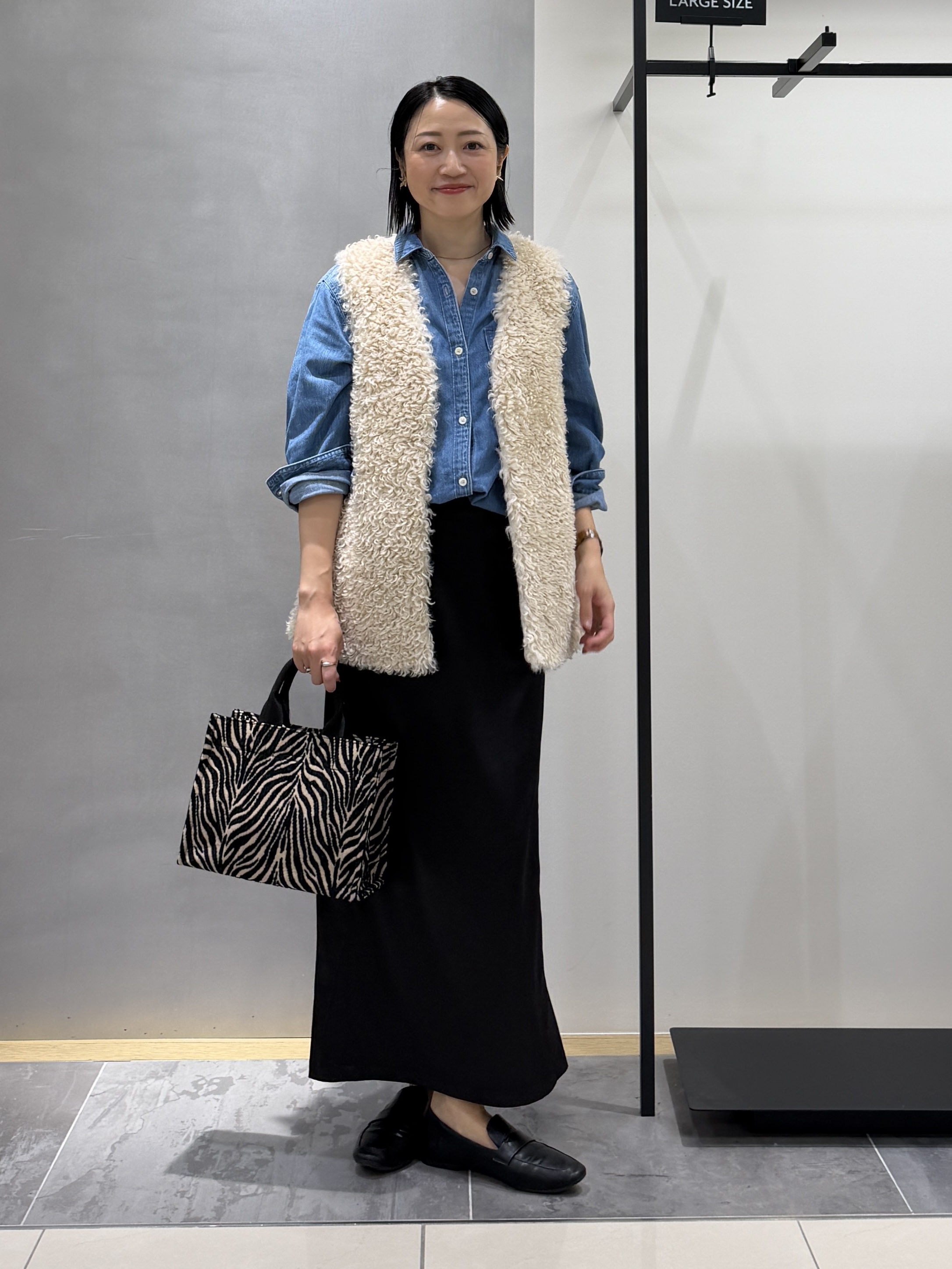 shihoさんの「INDIVI｜【羽織るだけでお洒落】カールエコファー ジレ」を使ったコーディネート