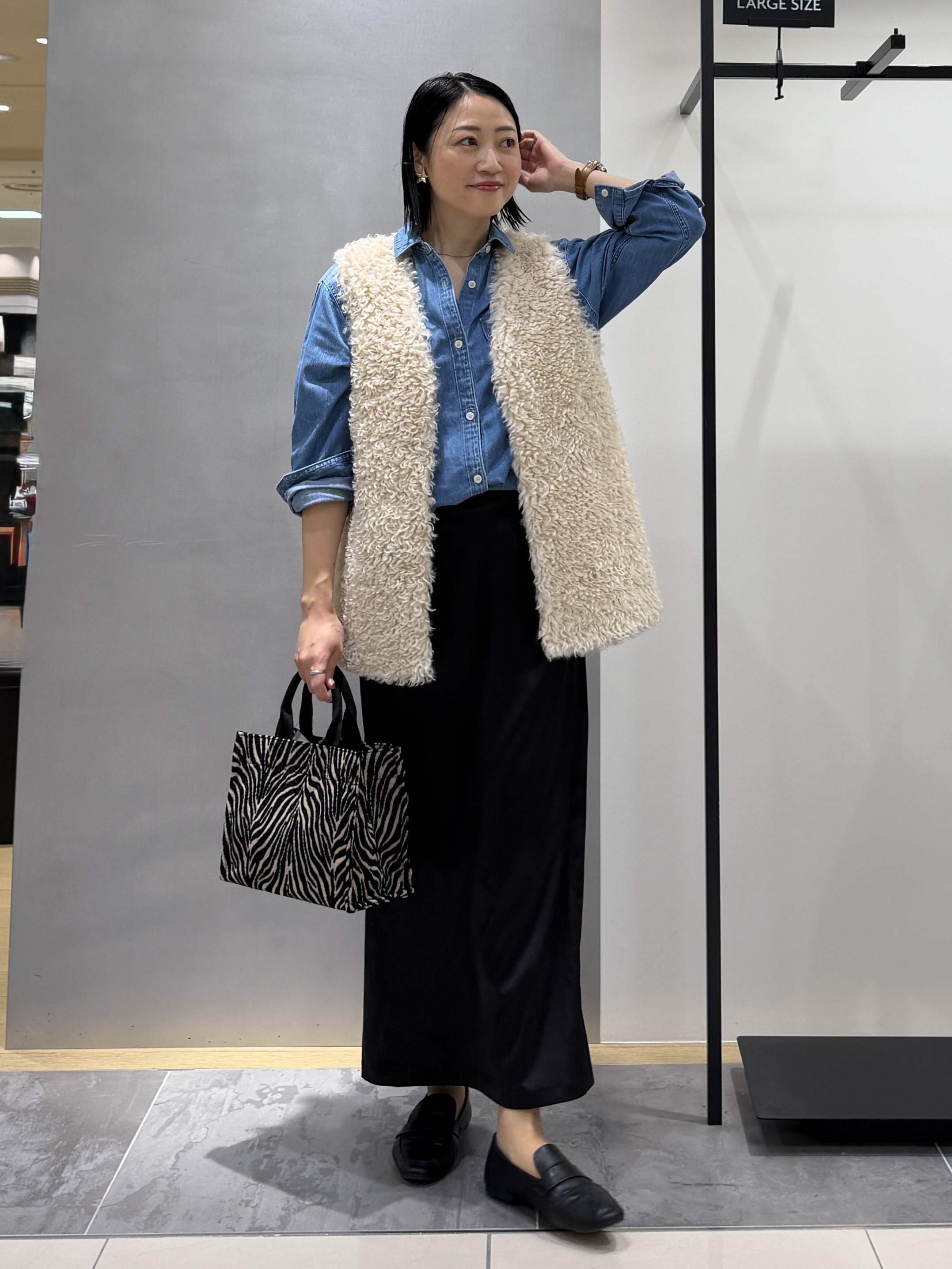 shihoさんの「INDIVI｜【羽織るだけでお洒落】カールエコファー ジレ」を使ったコーディネート