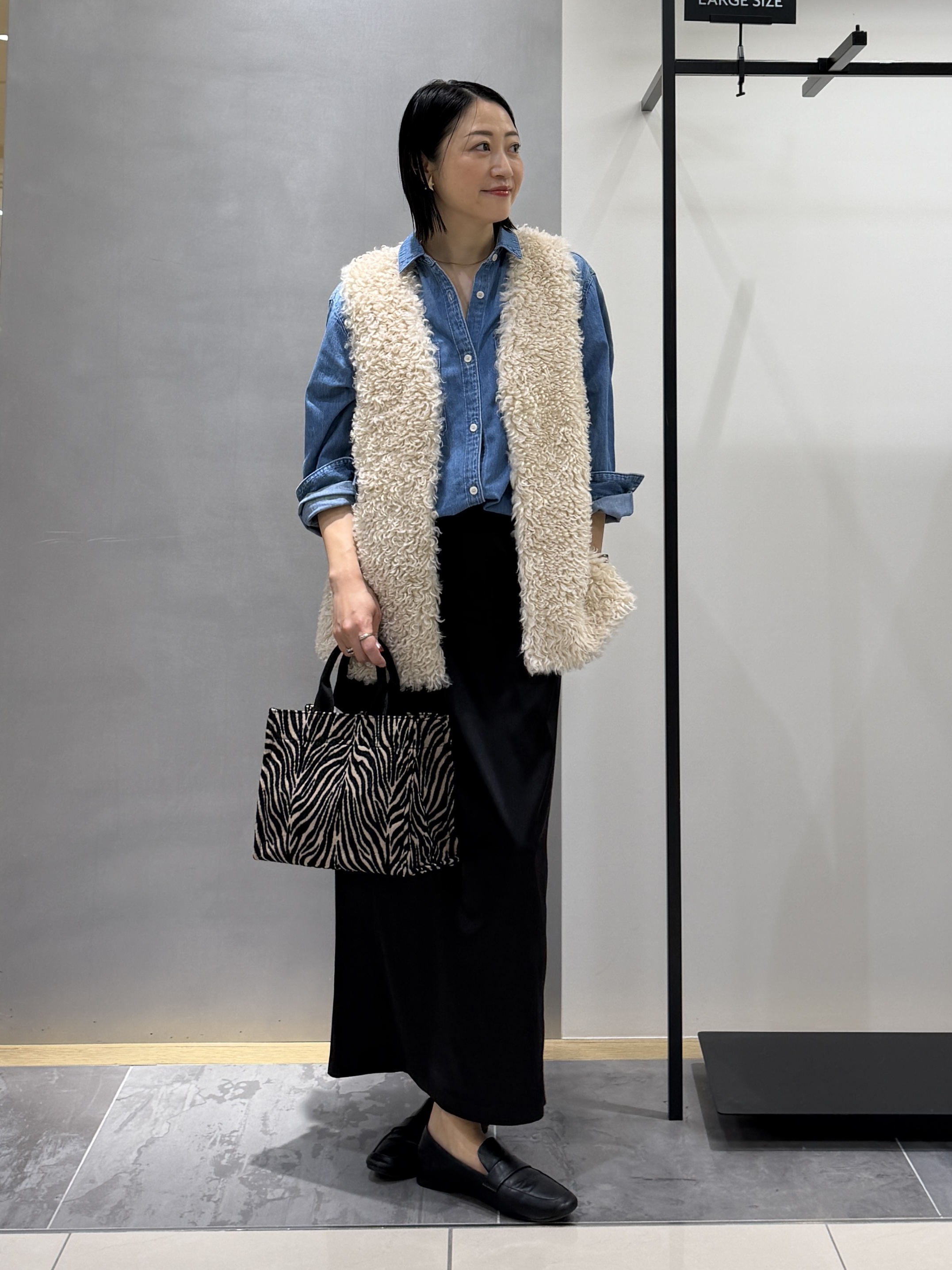 shihoさんの「INDIVI｜【羽織るだけでお洒落】カールエコファー ジレ」を使ったコーディネート