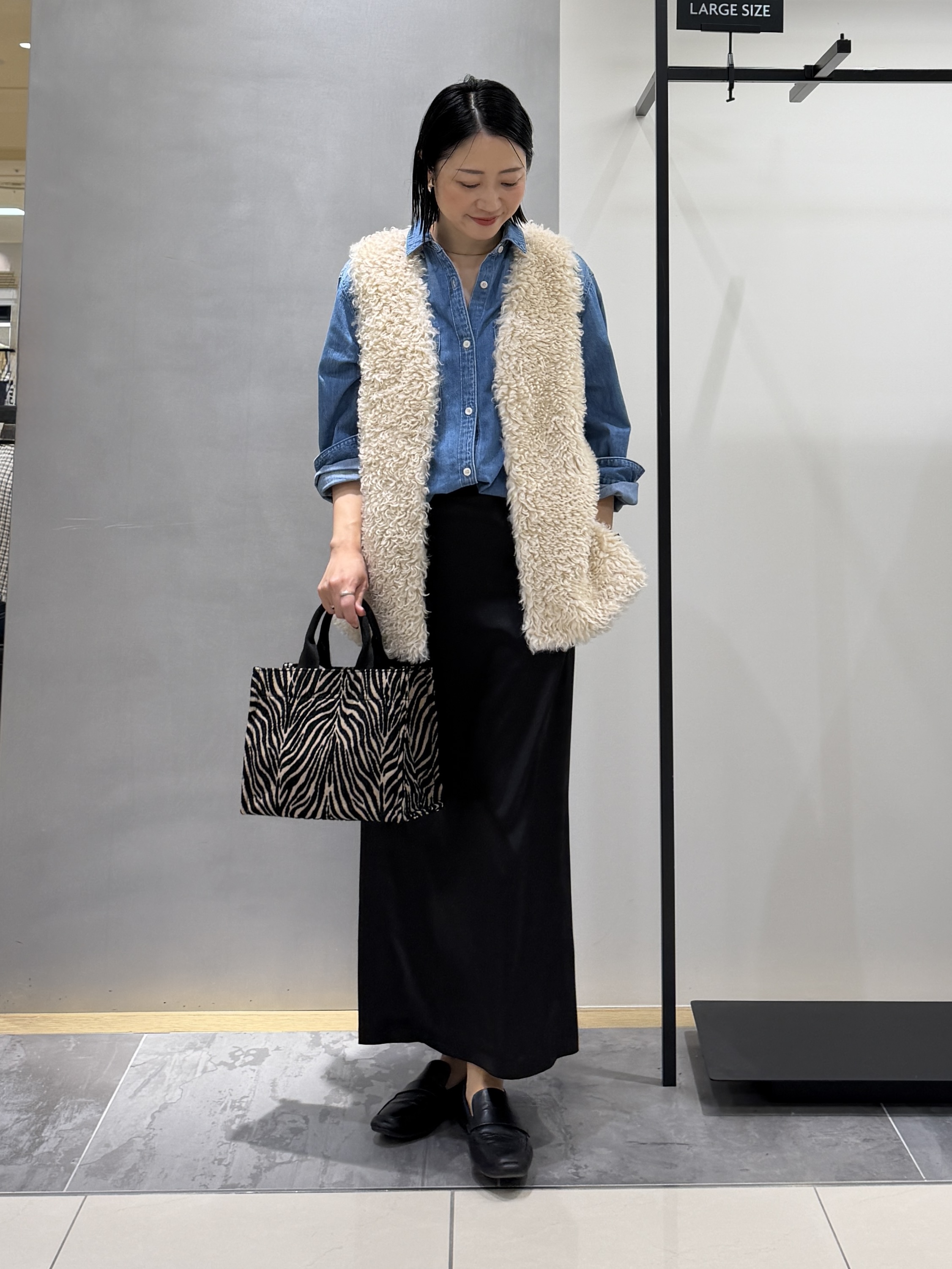 shihoさんの「INDIVI｜【羽織るだけでお洒落】カールエコファー ジレ」を使ったコーディネート