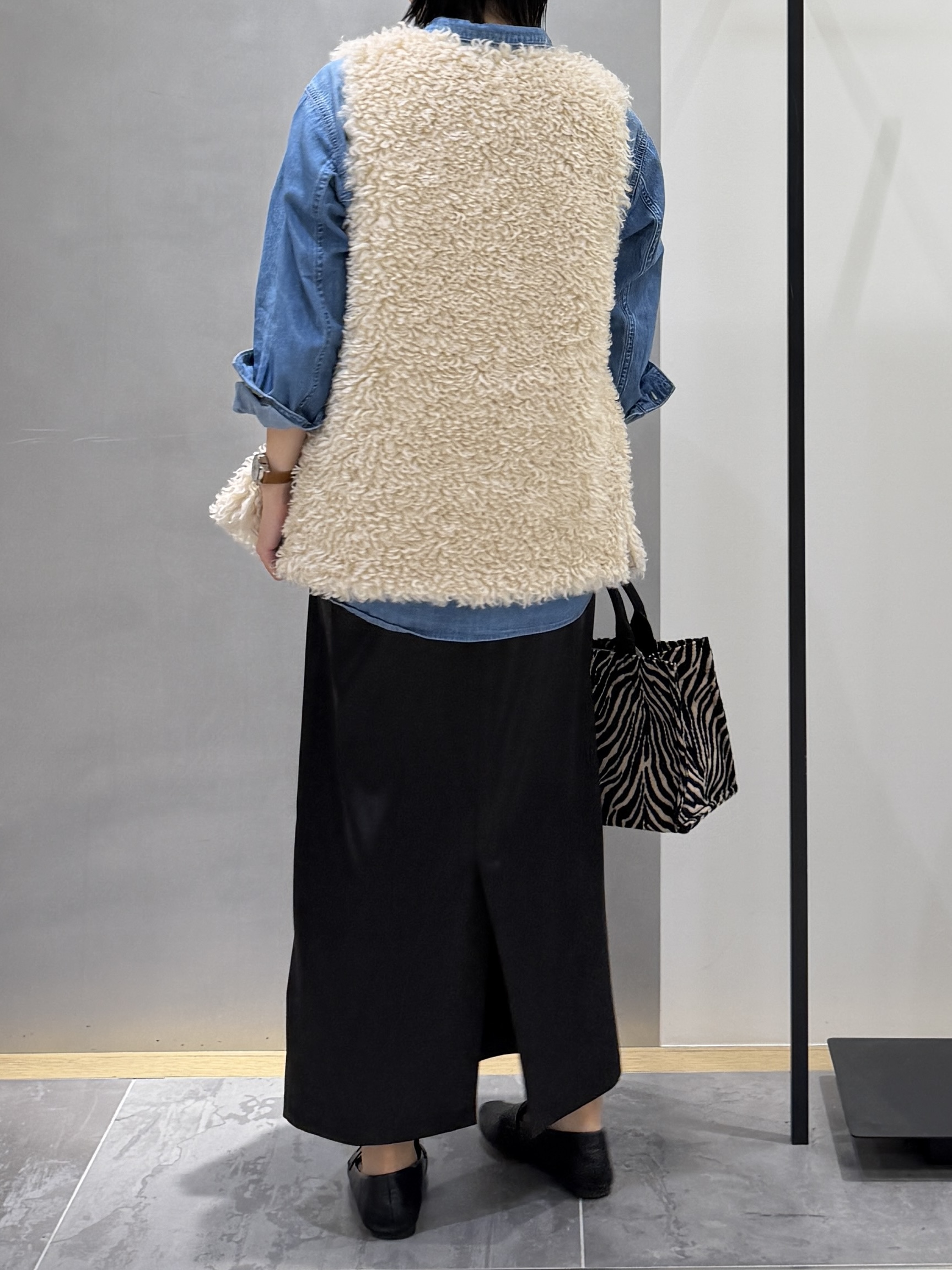 shihoさんの「INDIVI｜【羽織るだけでお洒落】カールエコファー ジレ」を使ったコーディネート