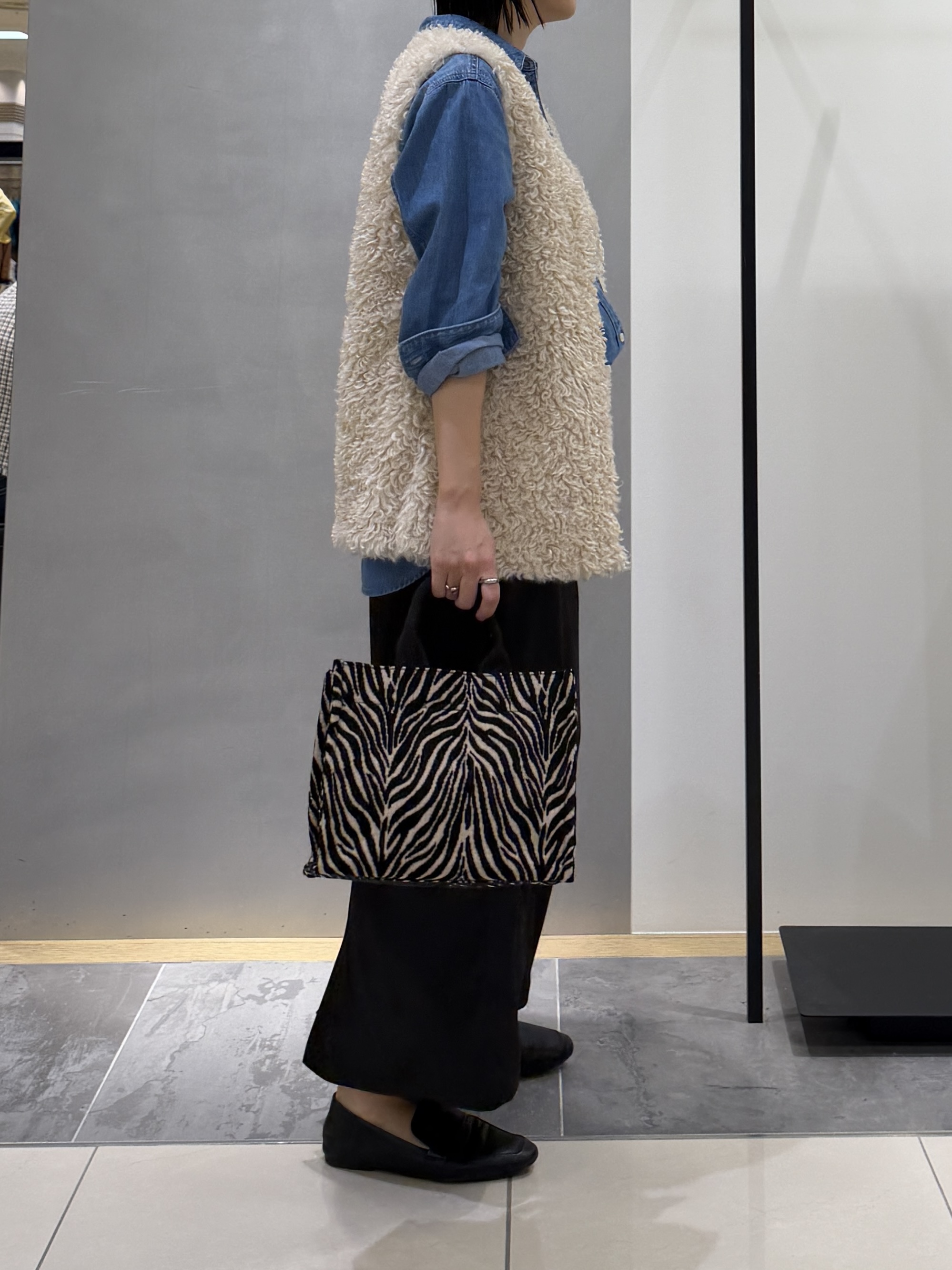 shihoさんの「INDIVI｜【羽織るだけでお洒落】カールエコファー ジレ」を使ったコーディネート