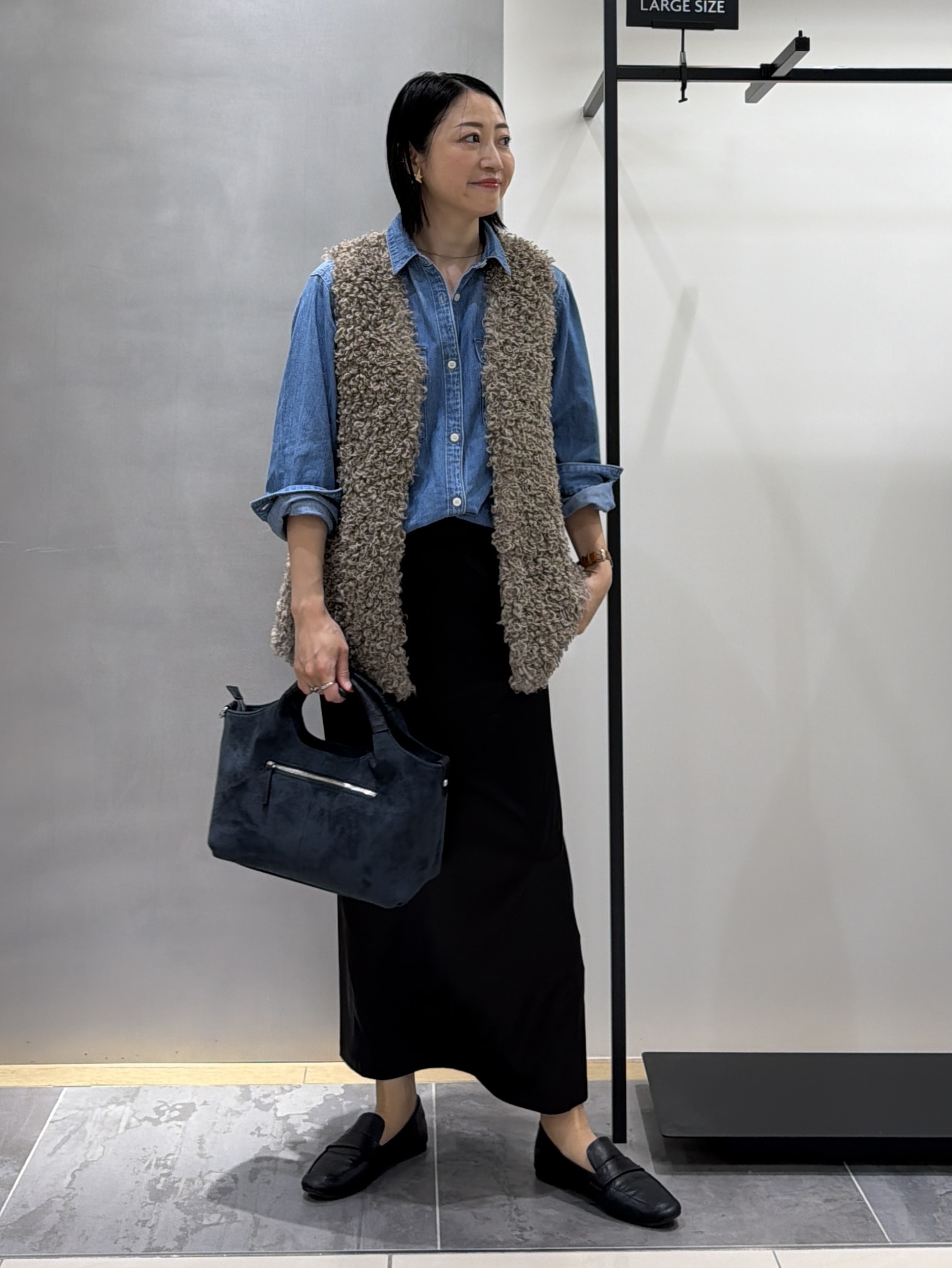 shihoさんの「INDIVI｜【羽織るだけでお洒落】カールエコファー ジレ」を使ったコーディネート