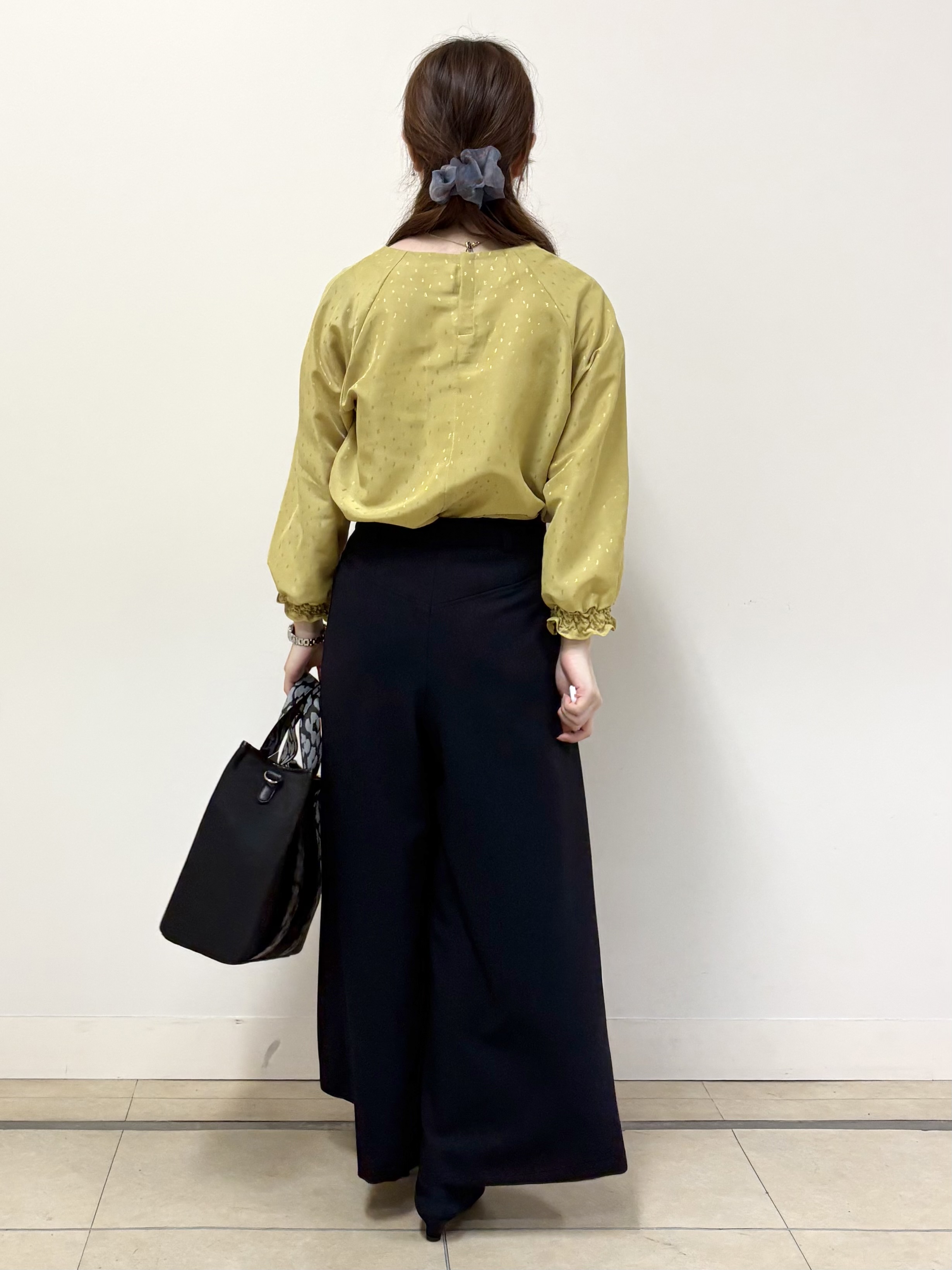 mikiさんの「Reflect｜タックデザイン ラグランスリーブブラウス」を使ったコーディネート