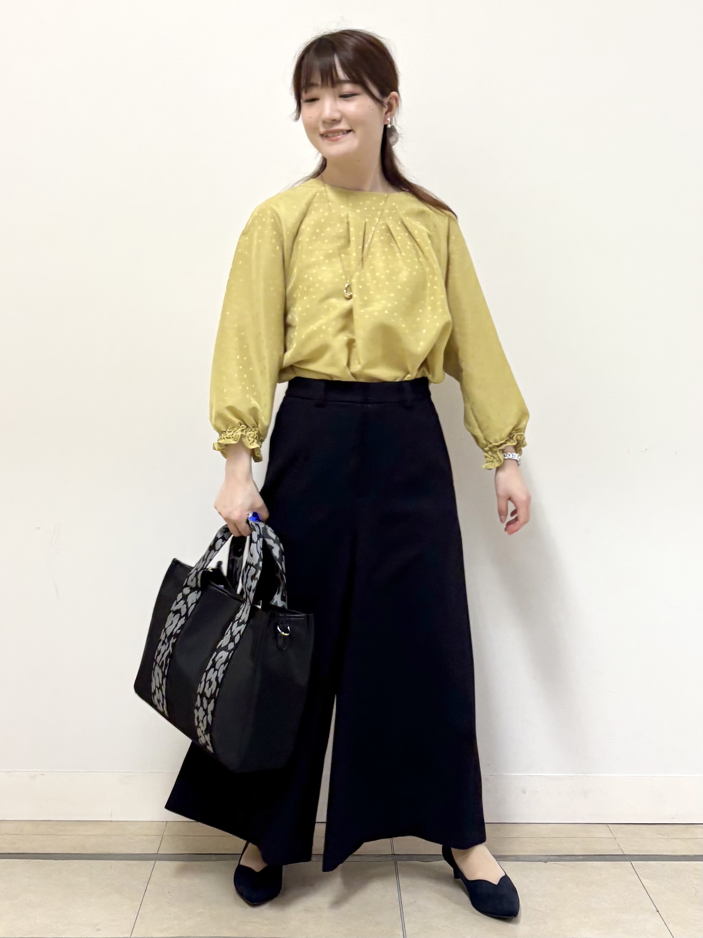 mikiさんの「Reflect｜タックデザイン ラグランスリーブブラウス」を使ったコーディネート