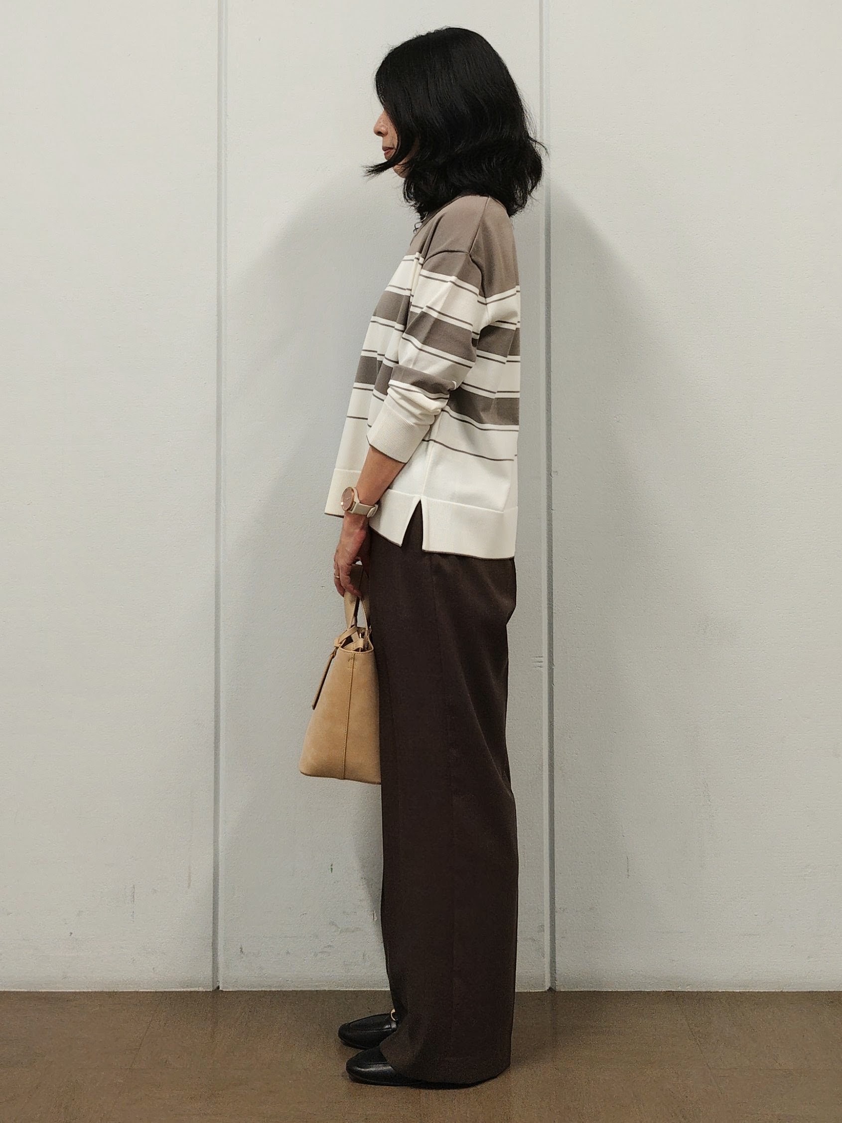 OHNUMAさんの「UNTITLED｜【顔周りすっきり/体型カバー】ドライタッチVネックニットプルオーバー」を使ったコーディネート