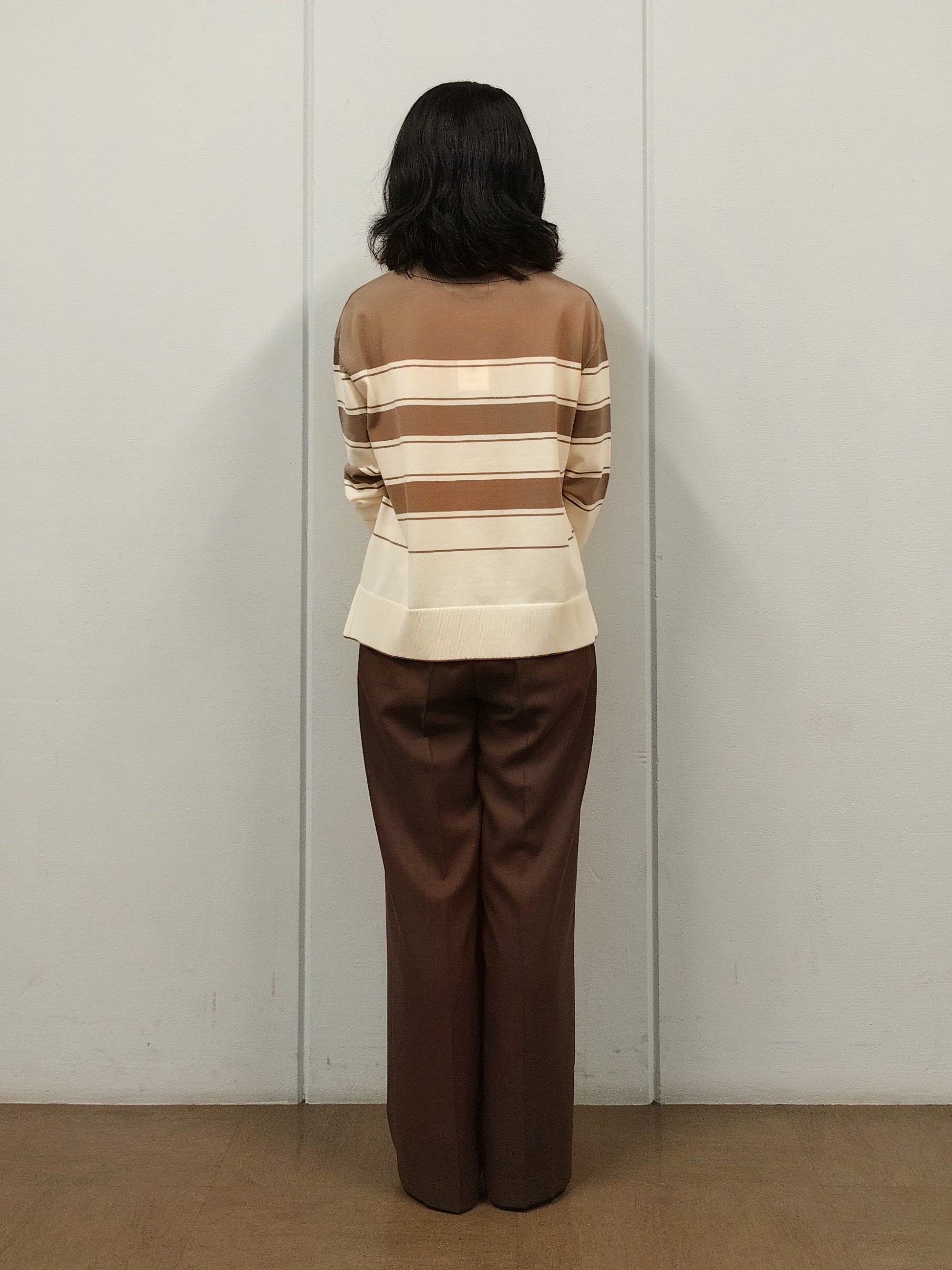 OHNUMAさんの「UNTITLED｜【顔周りすっきり/体型カバー】ドライタッチVネックニットプルオーバー」を使ったコーディネート