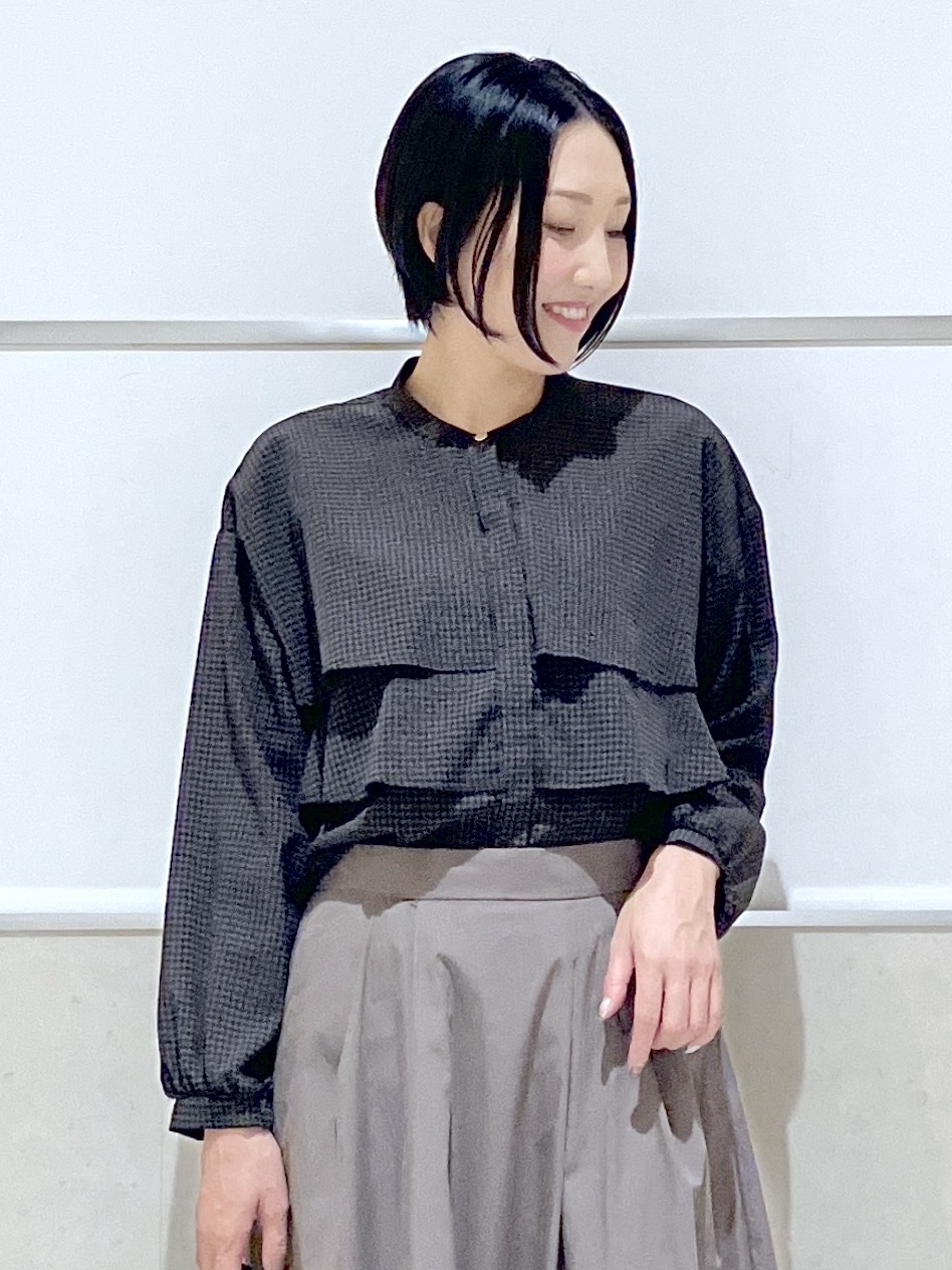 eriko さんの「Dessin｜【秋羽織り/洗える】ハウンドトゥースフリルブラウス」を使ったコーディネート