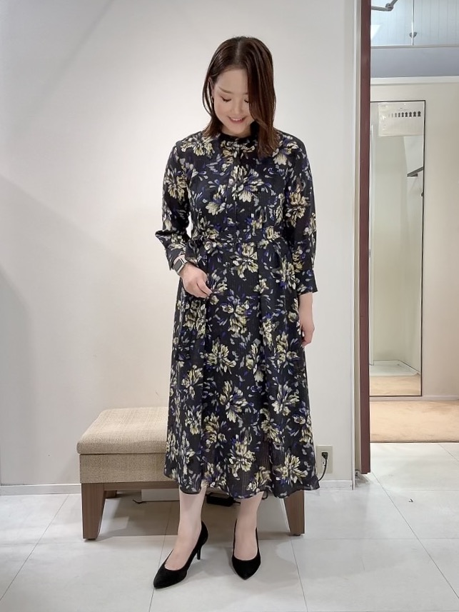 YUIさんの「UNTITLED｜【秋映え/花柄】フラワープリントワンピース」を使ったコーディネート