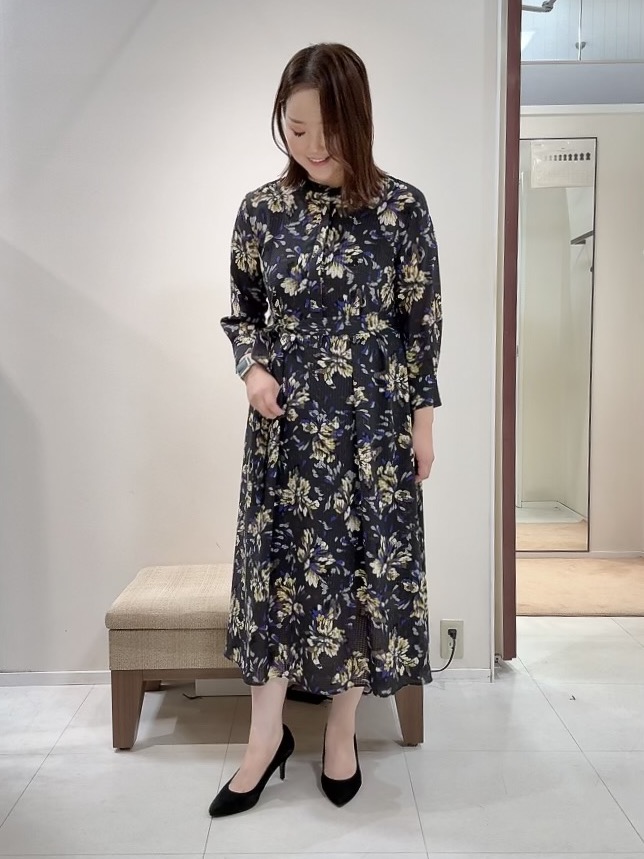 YUIさんの「UNTITLED｜【秋映え/花柄】フラワープリントワンピース」を使ったコーディネート