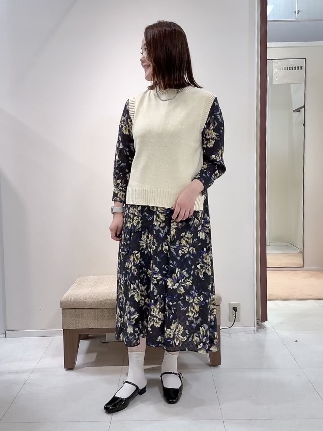 YUIさんの「UNTITLED｜【5色展開/手洗い可】ローシルクウールニットベスト」を使ったコーディネート