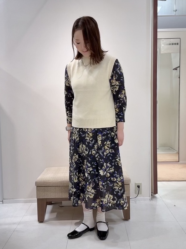 YUIさんの「UNTITLED｜【5色展開/手洗い可】ローシルクウールニットベスト」を使ったコーディネート