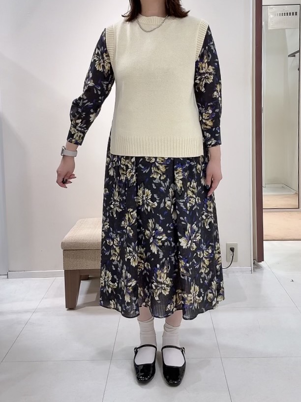 YUIさんの「UNTITLED｜【5色展開/手洗い可】ローシルクウールニットベスト」を使ったコーディネート