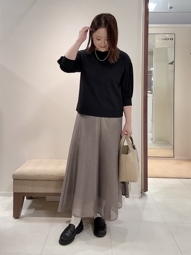 YUIさんの「UNTITLED｜【楽にきれい見え/体型カバー】パフスリーブジャージトップス」を使ったコーディネート