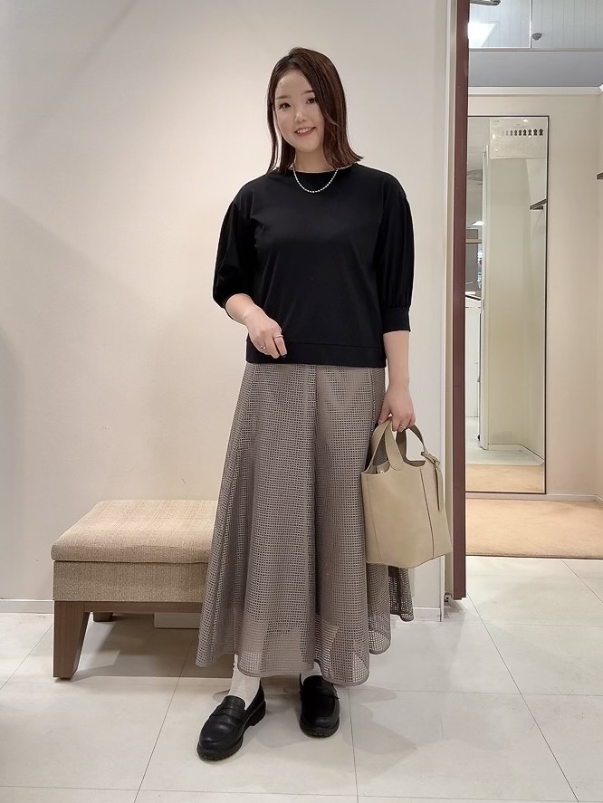 YUIさんの「UNTITLED｜【楽にきれい見え/体型カバー】パフスリーブジャージトップス」を使ったコーディネート