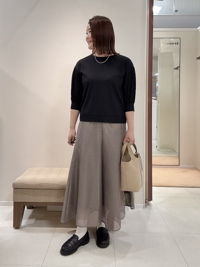YUIさんの「UNTITLED｜【楽にきれい見え/体型カバー】パフスリーブジャージトップス」を使ったコーディネート