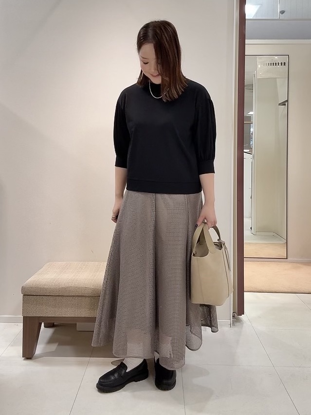 YUIさんの「UNTITLED｜【楽にきれい見え/体型カバー】パフスリーブジャージトップス」を使ったコーディネート