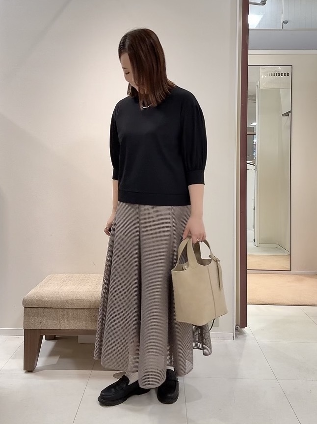 YUIさんの「UNTITLED｜【楽にきれい見え/体型カバー】パフスリーブジャージトップス」を使ったコーディネート