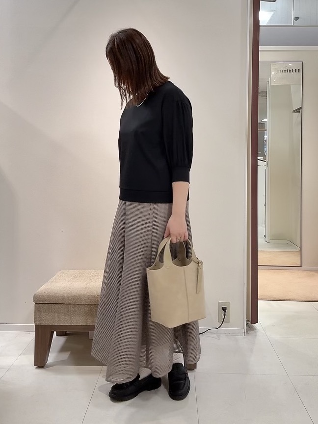 YUIさんの「UNTITLED｜【楽にきれい見え/体型カバー】パフスリーブジャージトップス」を使ったコーディネート
