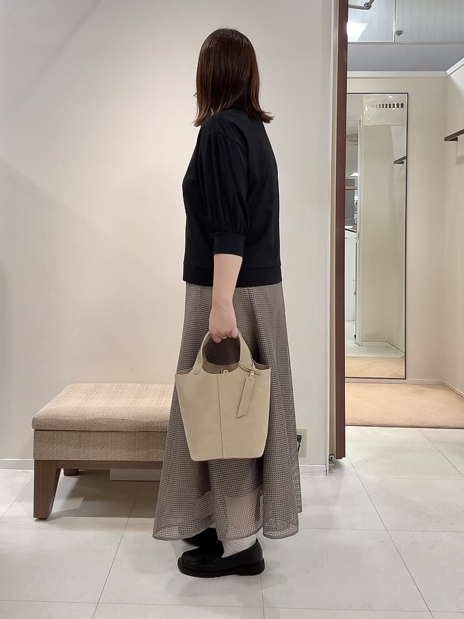 YUIさんの「UNTITLED｜【楽にきれい見え/体型カバー】パフスリーブジャージトップス」を使ったコーディネート