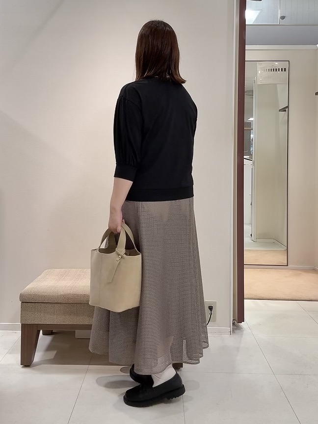 YUIさんの「UNTITLED｜【楽にきれい見え/体型カバー】パフスリーブジャージトップス」を使ったコーディネート