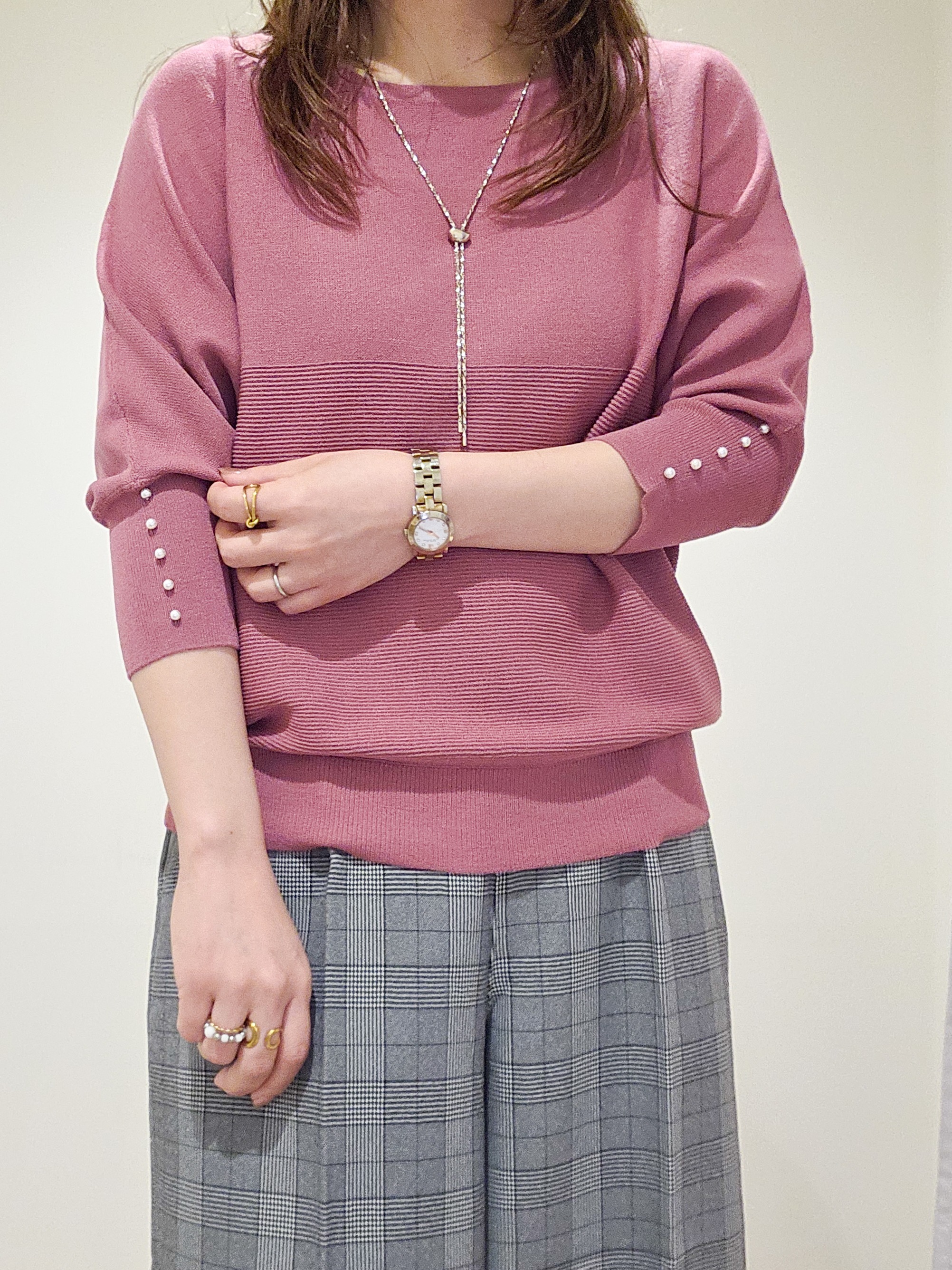 TSUCHIYAさんの「SHOO･LA･RUE｜【毛玉になりにくい】パール調ボタンが女性らしさをプラス ガーター切替 7分袖ドルマンニット」を使ったコーディネート
