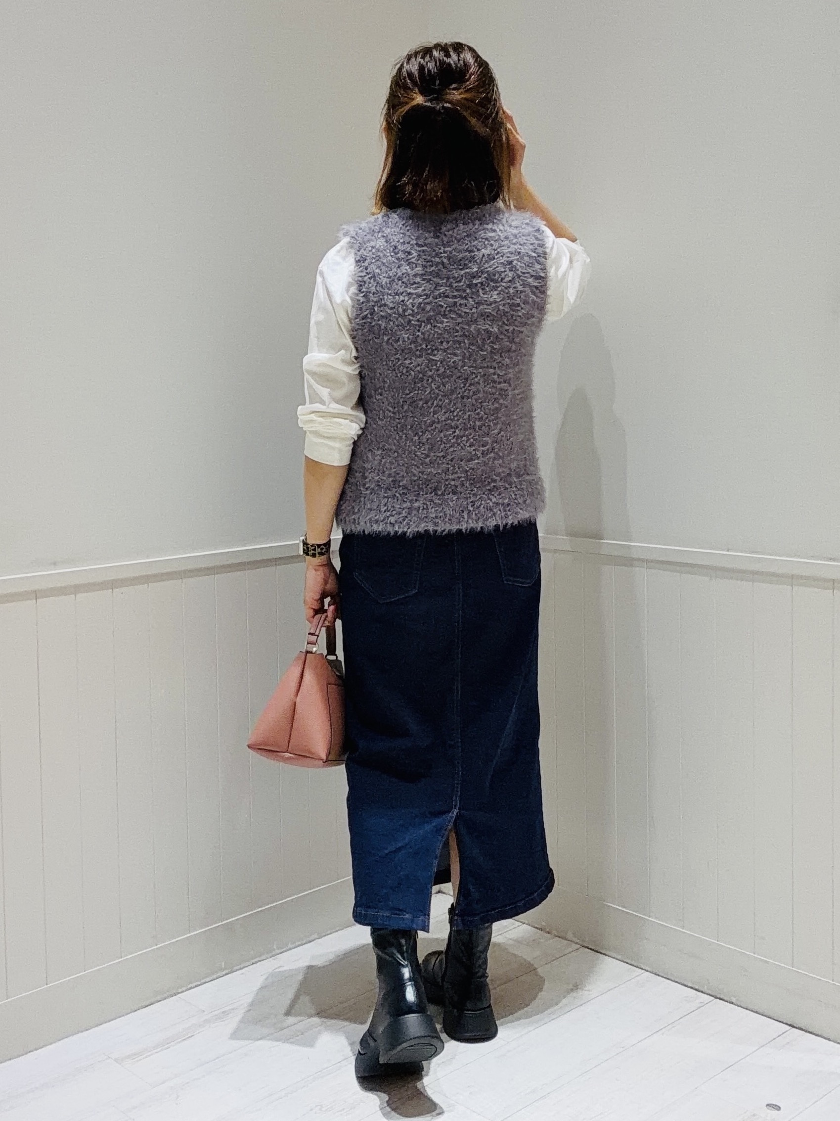 Kyonさんの「SHOO･LA･RUE｜【洗濯機可】重ねるだけで華やかに。ポンポンシャギーベスト」を使ったコーディネート