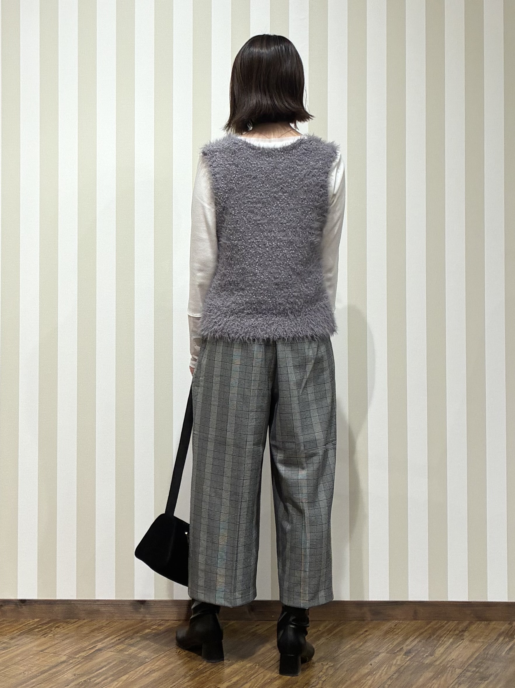 SAOさんの「SHOO･LA･RUE｜【洗濯機可】重ねるだけで華やかに。ポンポンシャギーベスト」を使ったコーディネート
