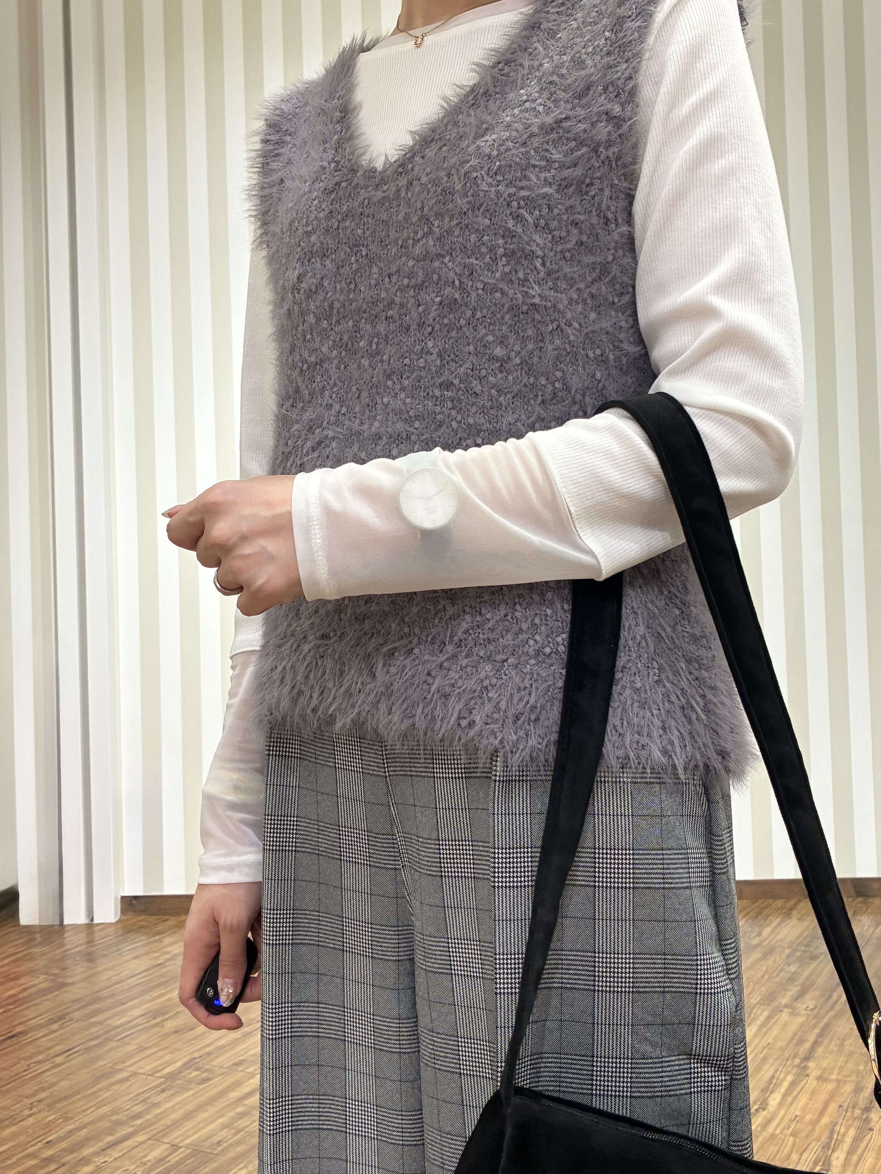 SAOさんの「SHOO･LA･RUE｜【洗濯機可】重ねるだけで華やかに。ポンポンシャギーベスト」を使ったコーディネート