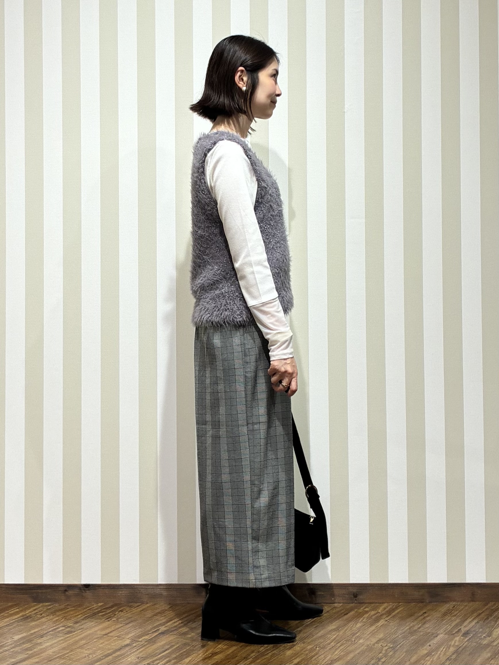 SAOさんの「SHOO･LA･RUE｜【洗濯機可】重ねるだけで華やかに。ポンポンシャギーベスト」を使ったコーディネート