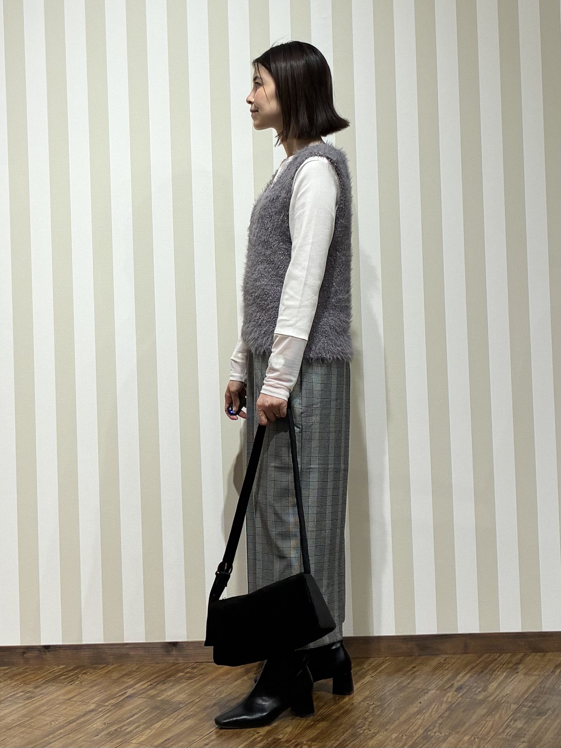SAOさんの「SHOO･LA･RUE｜【洗濯機可】重ねるだけで華やかに。ポンポンシャギーベスト」を使ったコーディネート