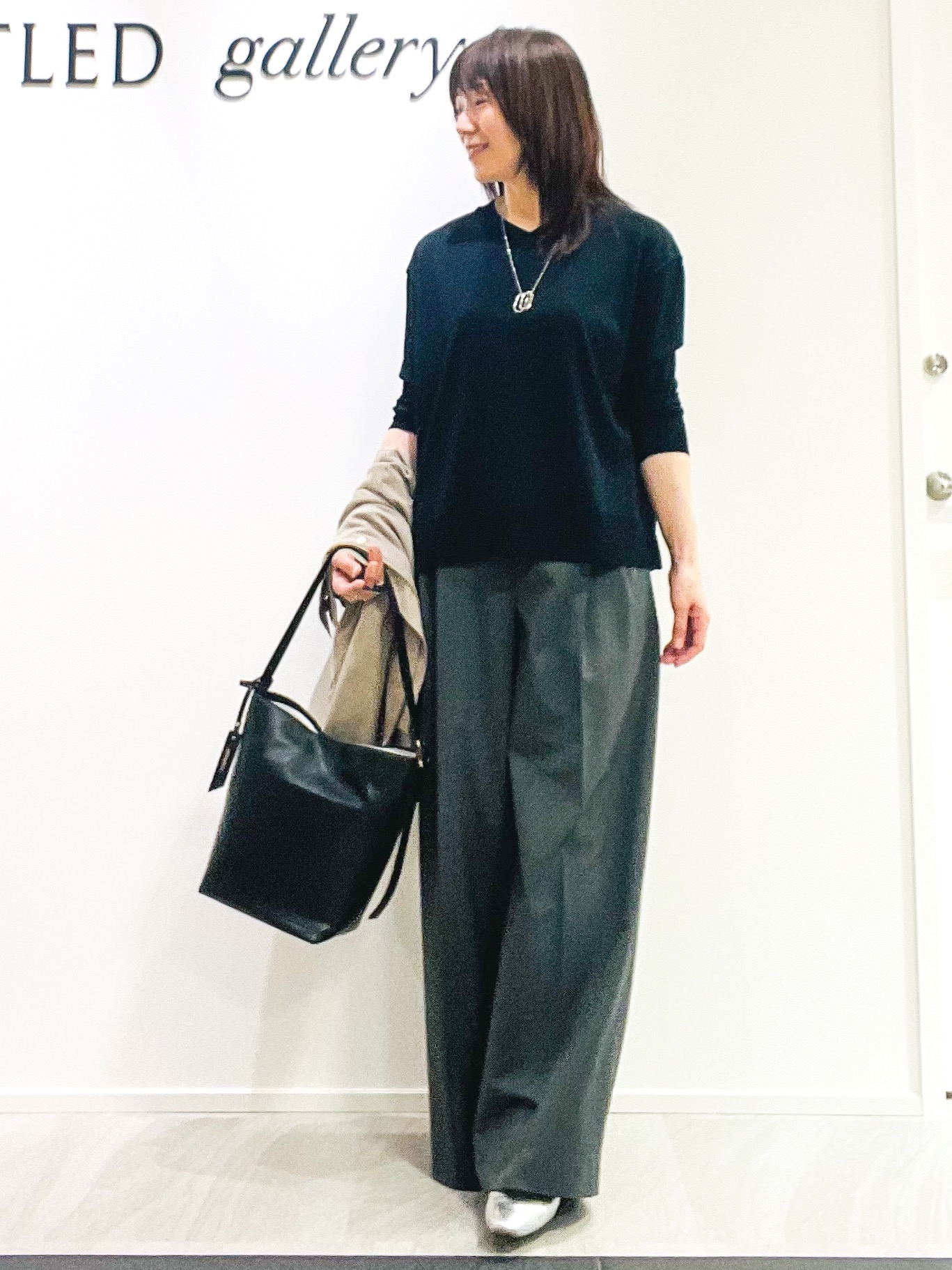 めいさんの「UNTITLED｜【顔周りすっきり/体型カバー】ドライタッチVネックニットプルオーバー」を使ったコーディネート