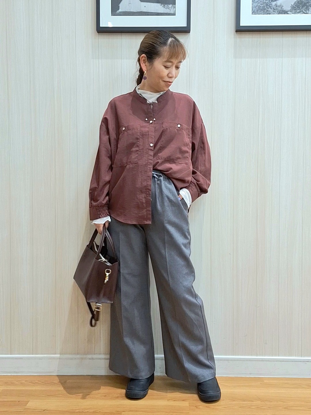 Saoさんの「SHOO･LA･RUE｜【洗濯後しわになりにくい/S-LL】こなれ見え ゆるっと キーネック金ボタンポケットシャツ」を使ったコーディネート