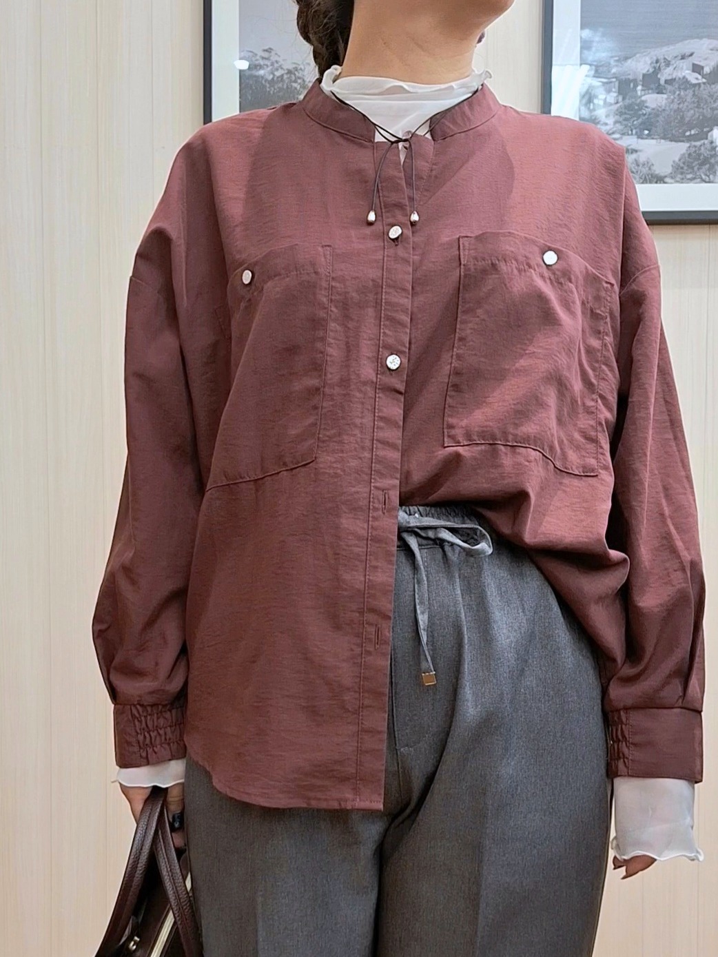 Saoさんの「SHOO･LA･RUE｜【洗濯後しわになりにくい/S-LL】こなれ見え ゆるっと キーネック金ボタンポケットシャツ」を使ったコーディネート