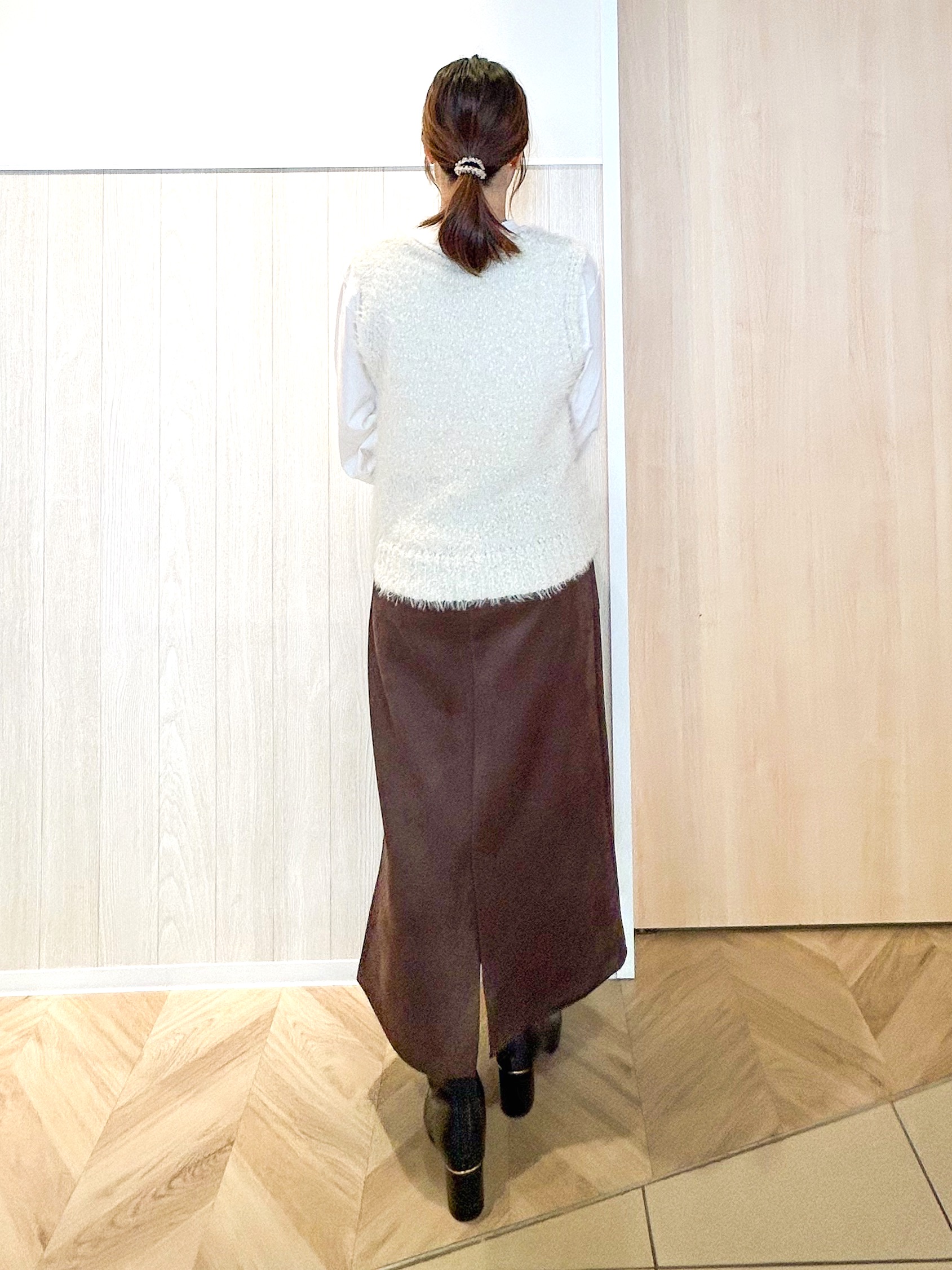 tomoさんの「SHOO･LA･RUE｜【洗濯機可】重ねるだけで華やかに。ポンポンシャギーベスト」を使ったコーディネート