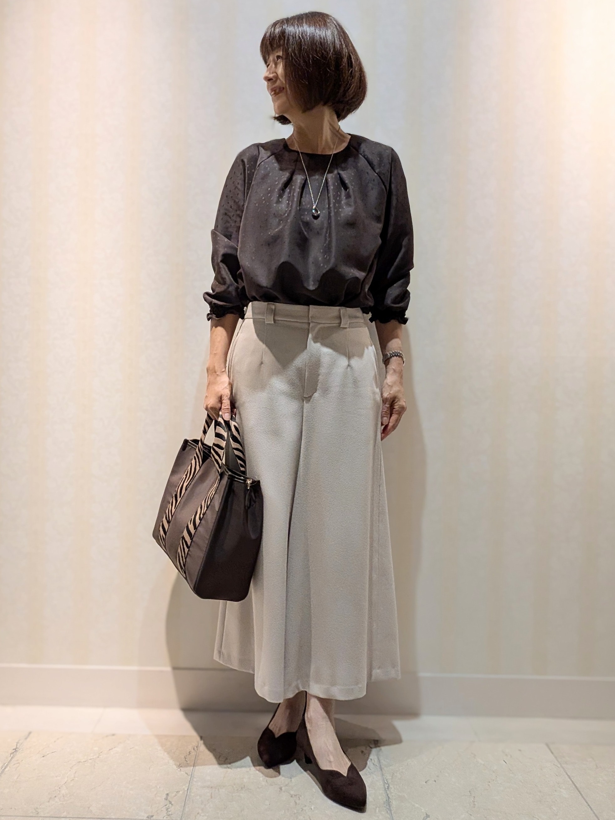Ariさんの「Reflect｜タックデザイン ラグランスリーブブラウス」を使ったコーディネート
