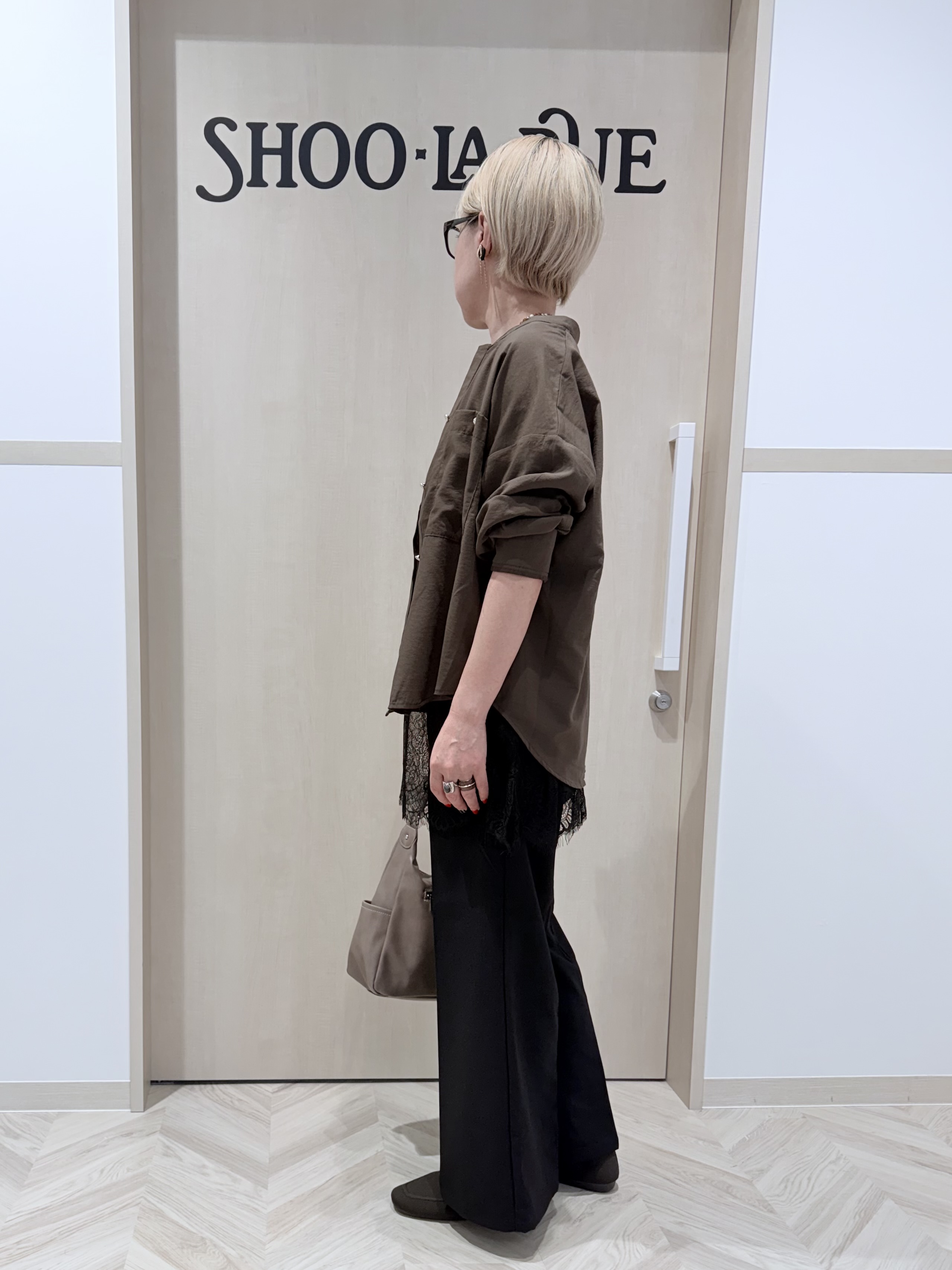 chieさんの「SHOO･LA･RUE｜【洗濯後しわになりにくい/S-LL】こなれ見え ゆるっと キーネック金ボタンポケットシャツ」を使ったコーディネート