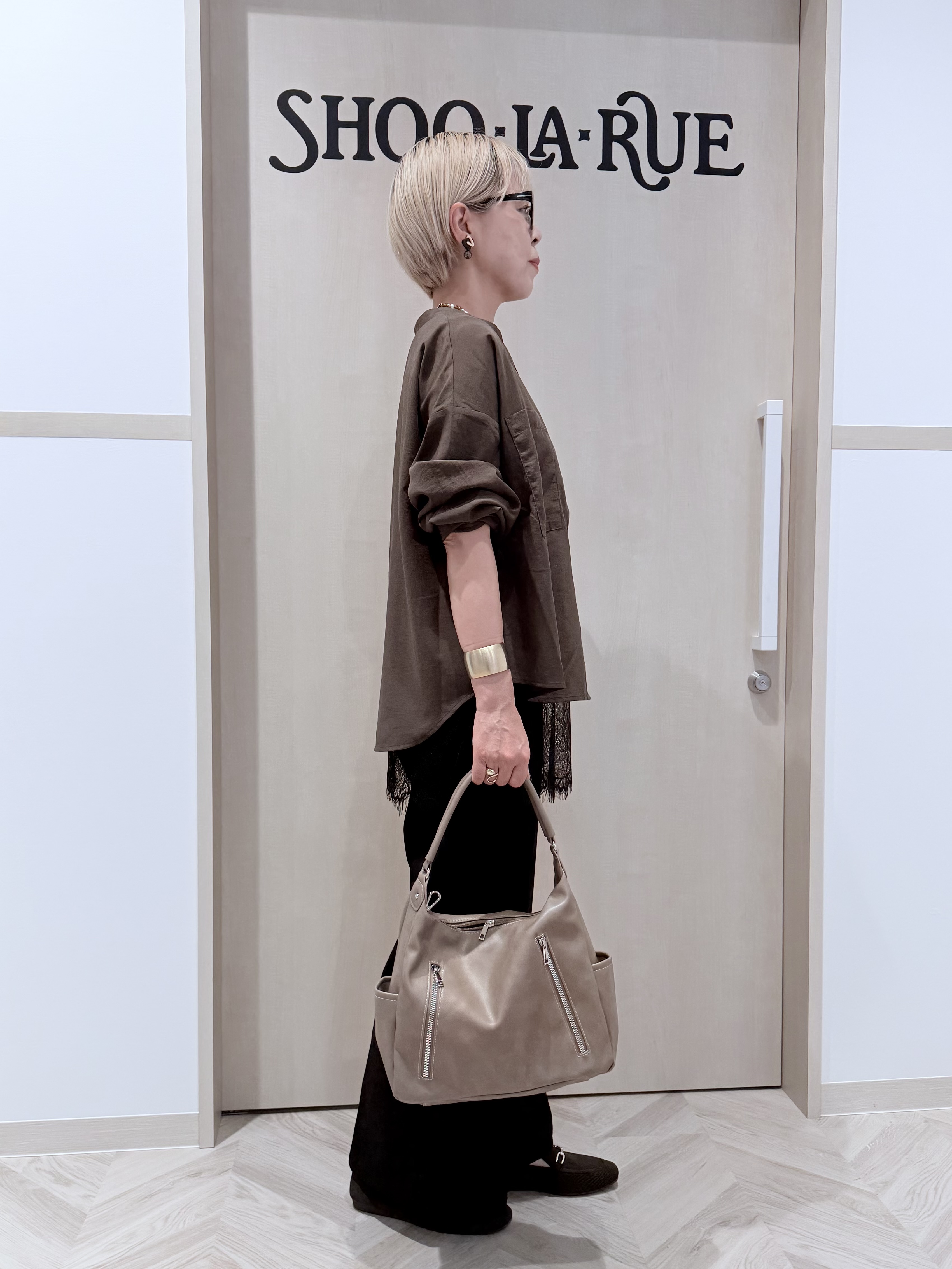 chieさんの「SHOO･LA･RUE｜【洗濯後しわになりにくい/S-LL】こなれ見え ゆるっと キーネック金ボタンポケットシャツ」を使ったコーディネート