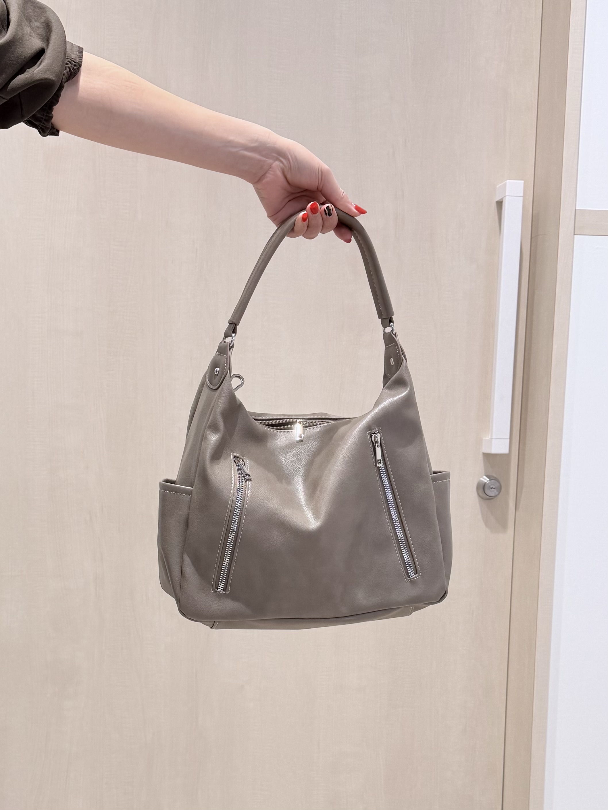 chieさんの「SHOO･LA･RUE｜【洗濯後しわになりにくい/S-LL】こなれ見え ゆるっと キーネック金ボタンポケットシャツ」を使ったコーディネート