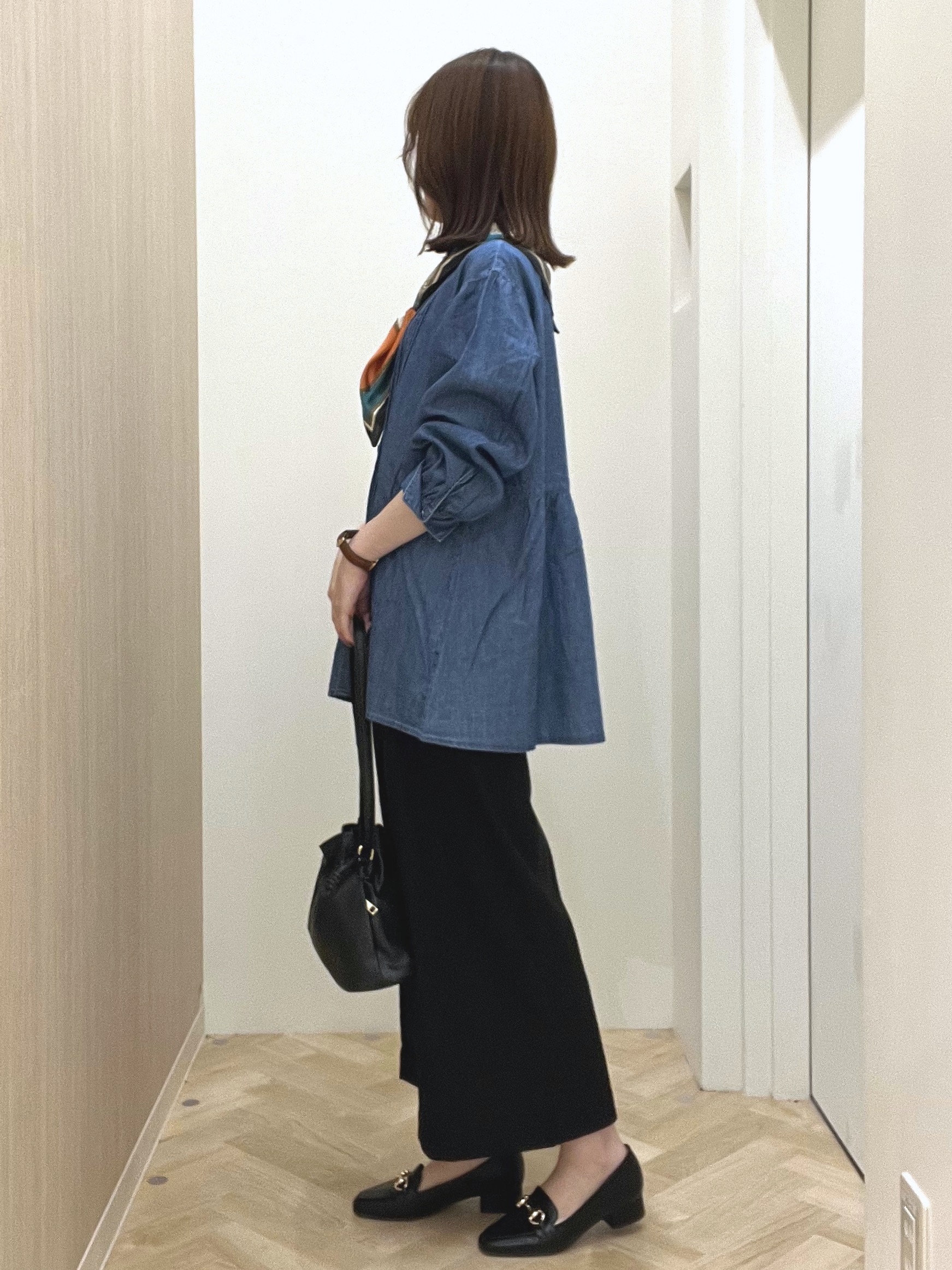  おまつさんの「grove｜軽やかなデニムで、女性らしく　ピンタックデニムダンガリーブラウス」を使ったコーディネート