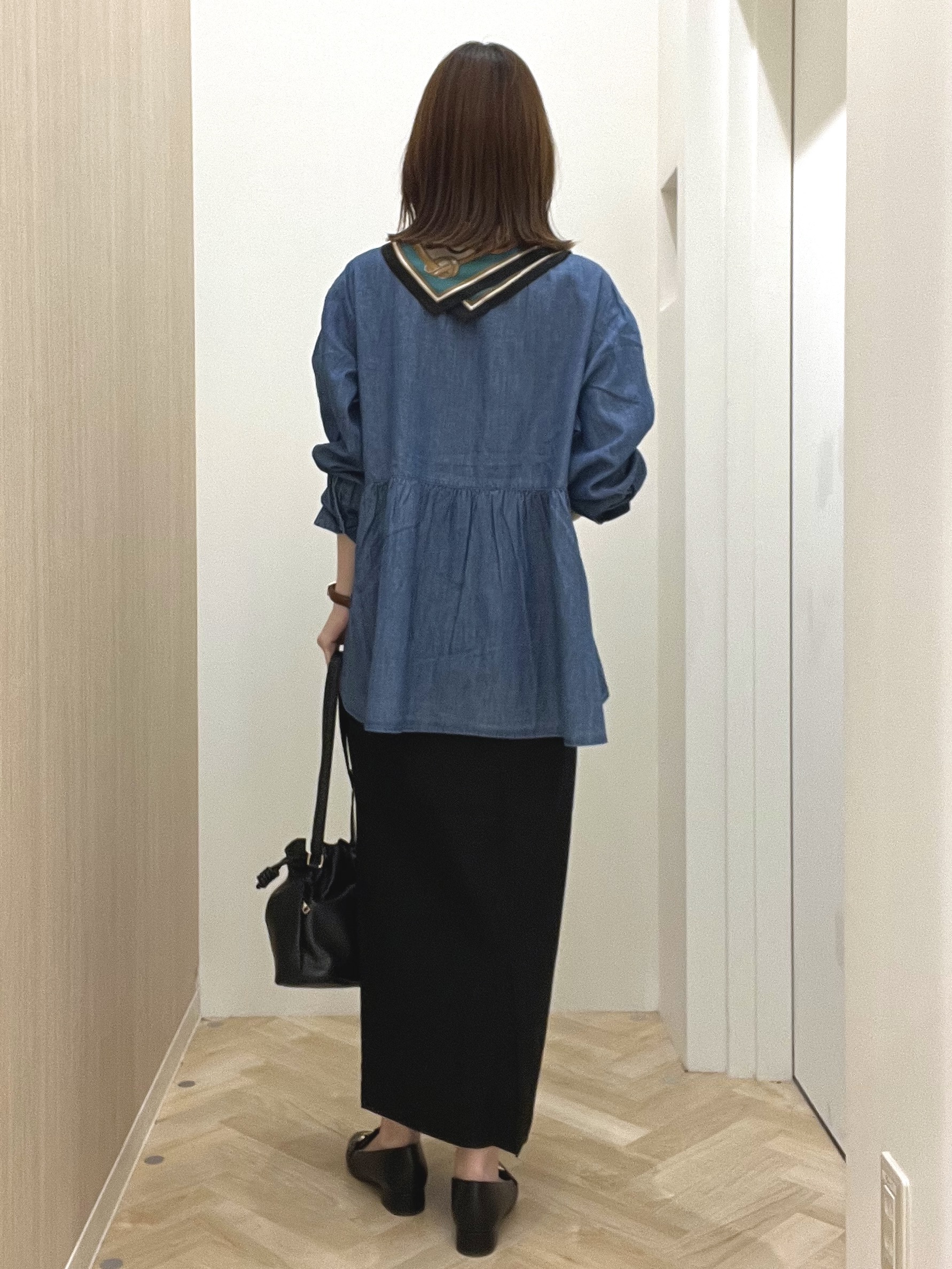  おまつさんの「grove｜軽やかなデニムで、女性らしく　ピンタックデニムダンガリーブラウス」を使ったコーディネート