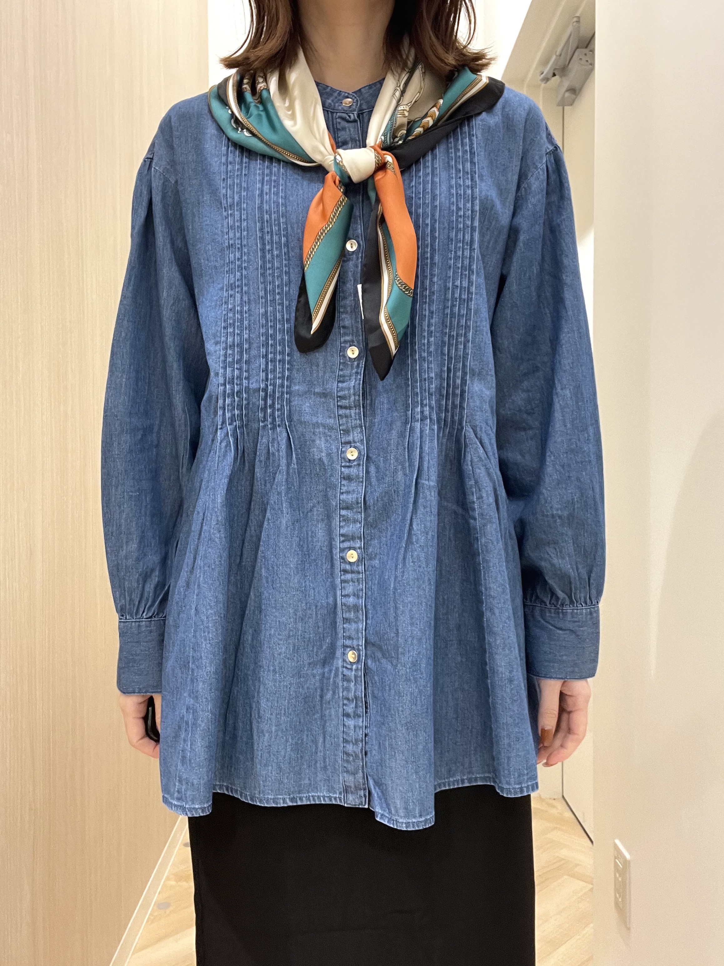  おまつさんの「grove｜軽やかなデニムで、女性らしく　ピンタックデニムダンガリーブラウス」を使ったコーディネート