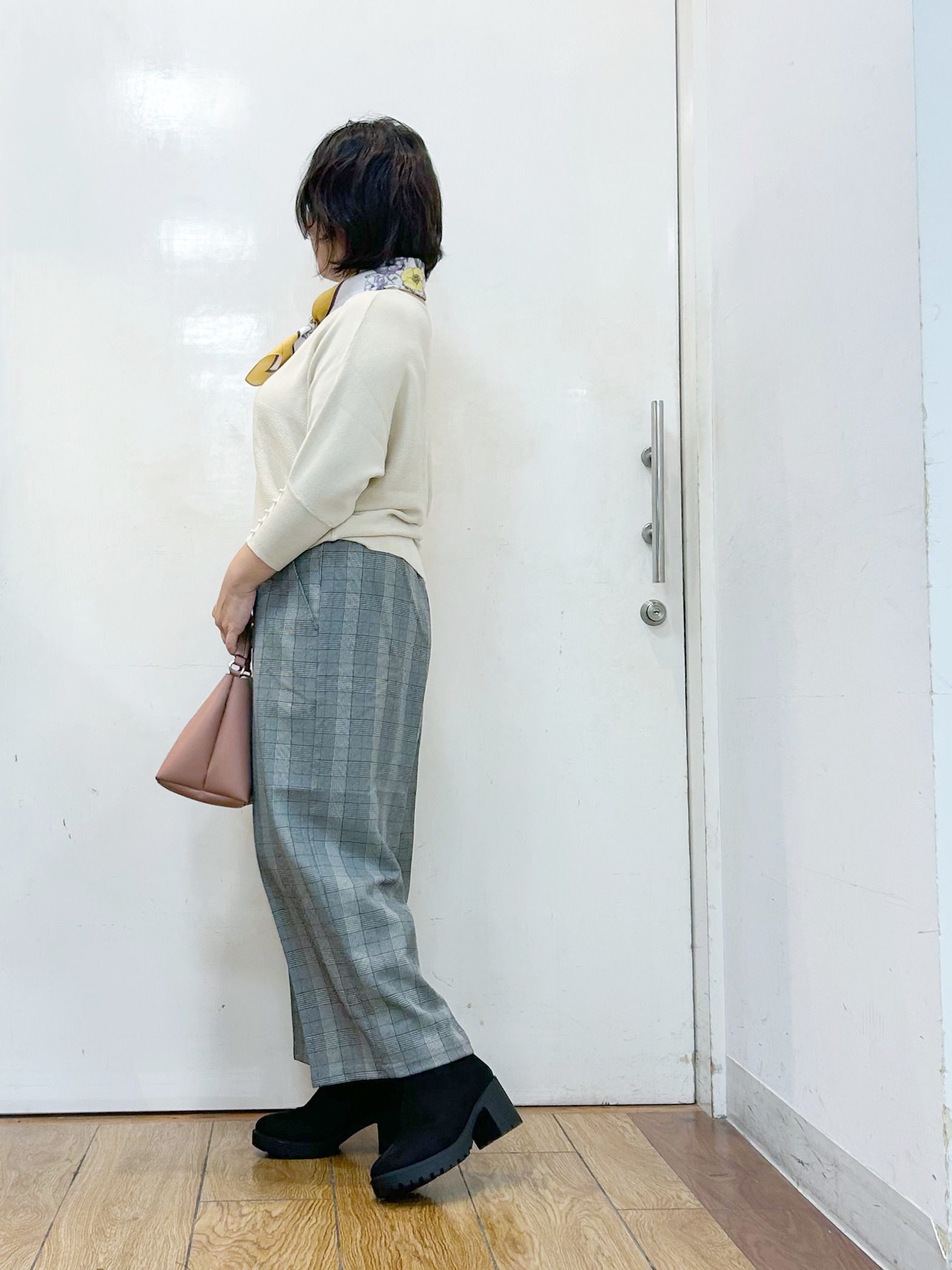 haruさんの「SHOO･LA･RUE｜【毛玉になりにくい】パール調ボタンが女性らしさをプラス ガーター切替 7分袖ドルマンニット」を使ったコーディネート