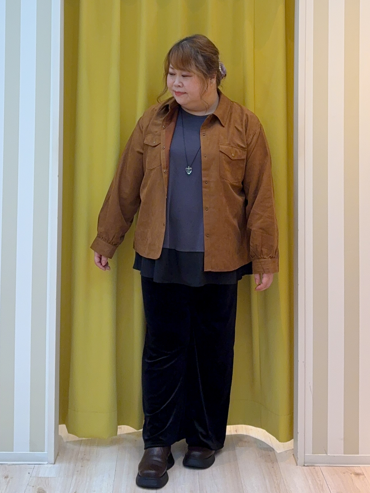 kotoさんさんの「SHOO･LA･RUE｜【S-LL/洗濯機可】なめらかさが心地いい。スエード調ポケットシャツ」を使ったコーディネート