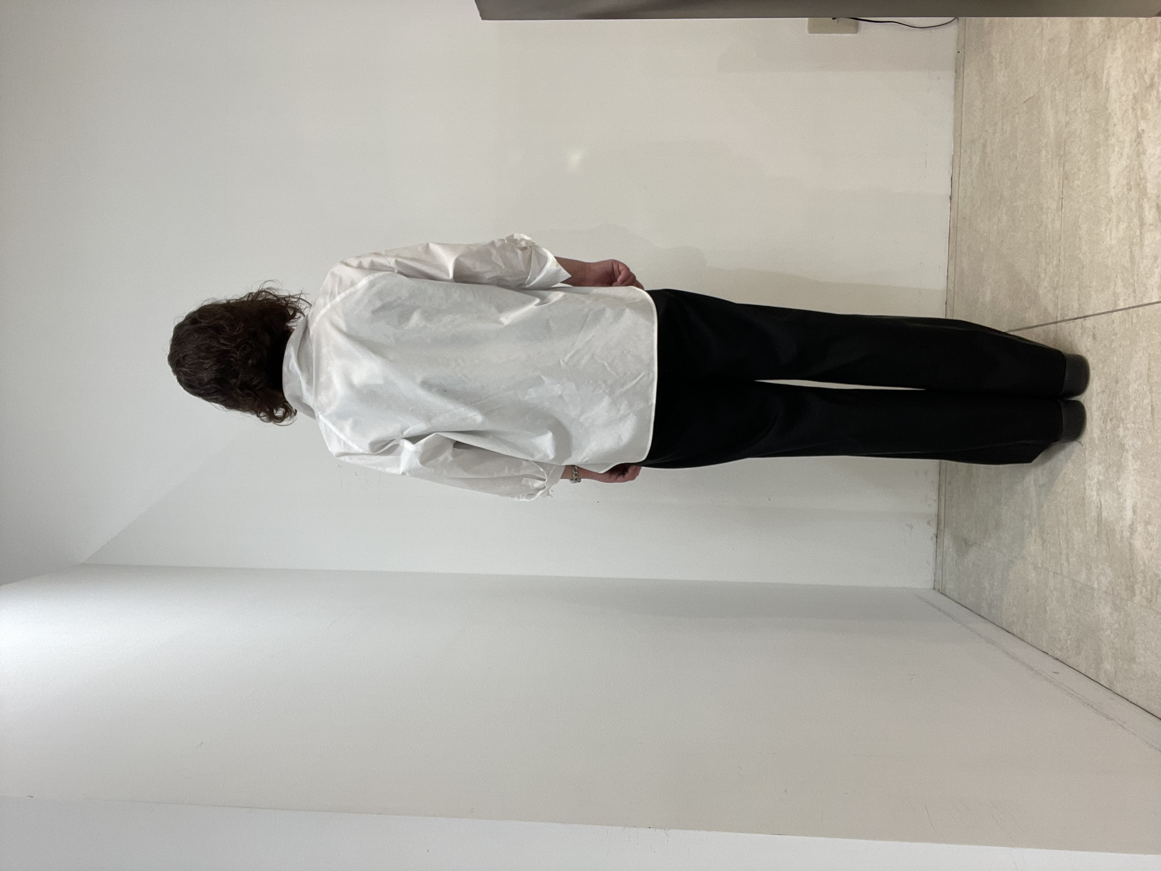 Wachiさんの「UNTITLED｜【顔周りすっきり/体型カバー】ドライタッチVネックニットプルオーバー」を使ったコーディネート