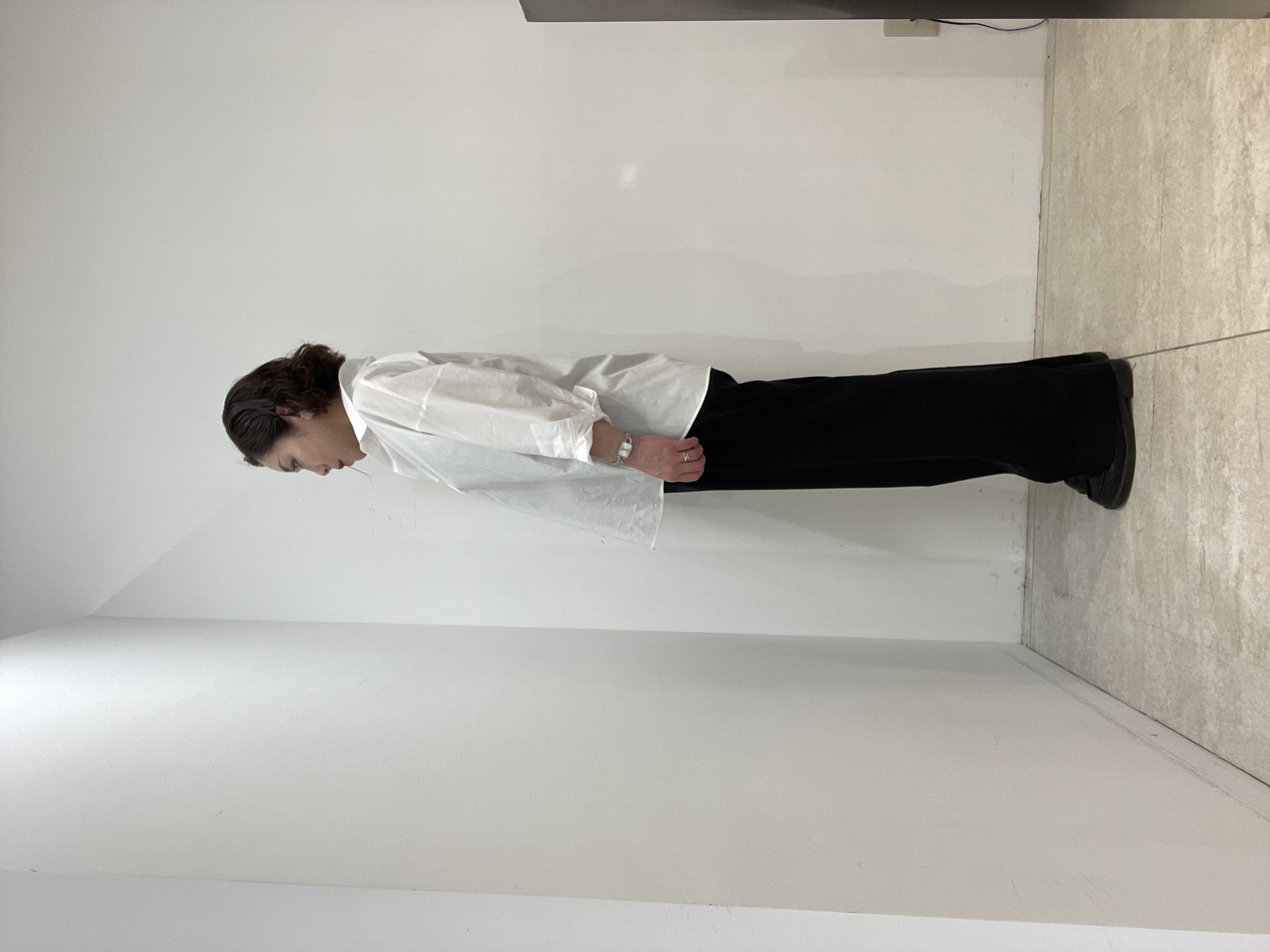 Wachiさんの「UNTITLED｜【顔周りすっきり/体型カバー】ドライタッチVネックニットプルオーバー」を使ったコーディネート