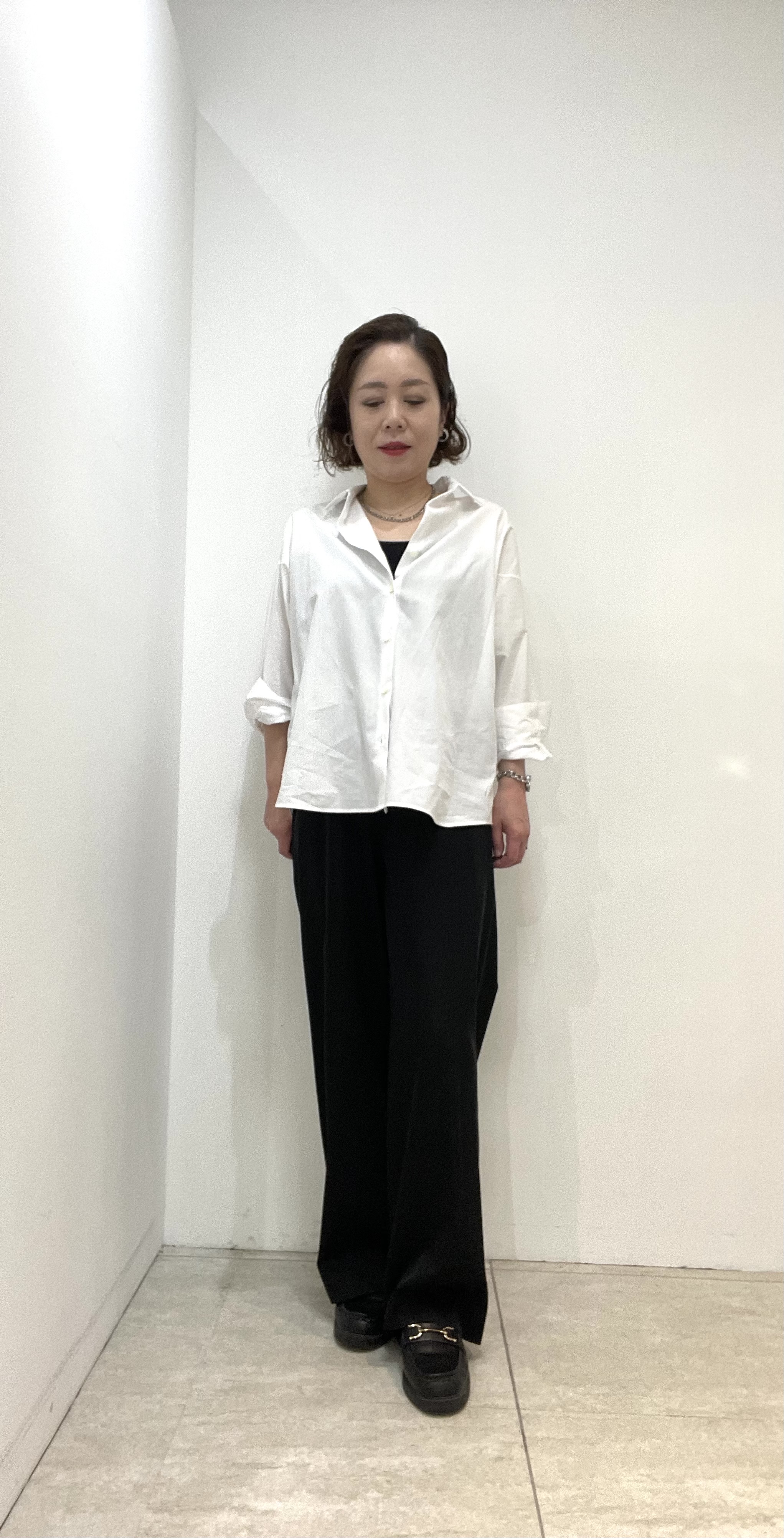 Wachiさんの「UNTITLED｜【顔周りすっきり/体型カバー】ドライタッチVネックニットプルオーバー」を使ったコーディネート