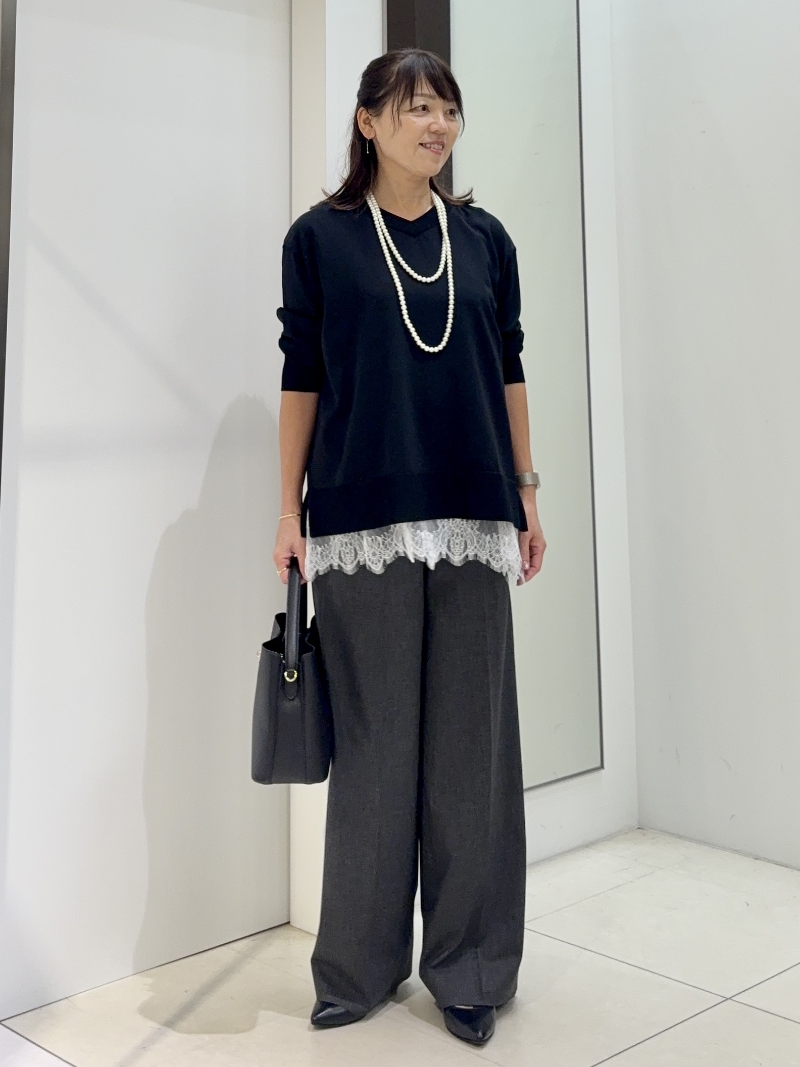 tomoさんの「UNTITLED｜【顔周りすっきり/体型カバー】ドライタッチVネックニットプルオーバー」を使ったコーディネート